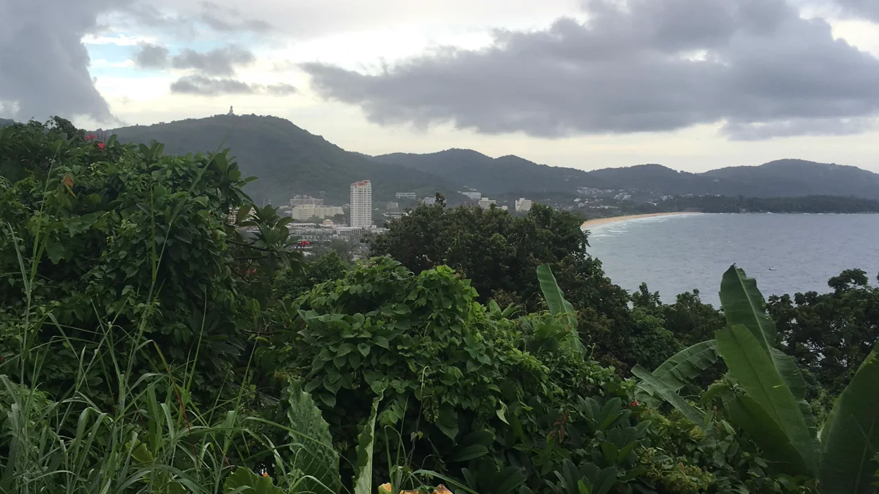 普吉島卡隆海灘與沿岸聚落景色