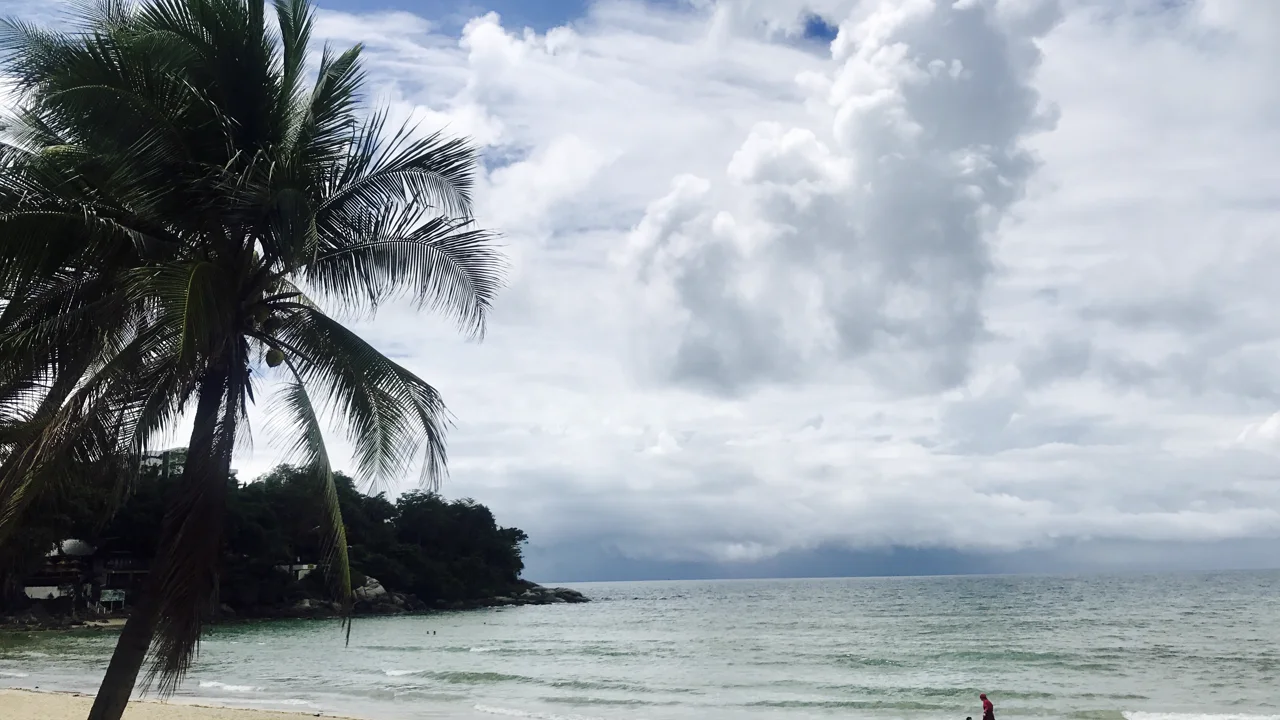 普吉島卡塔海灘的海岸景色