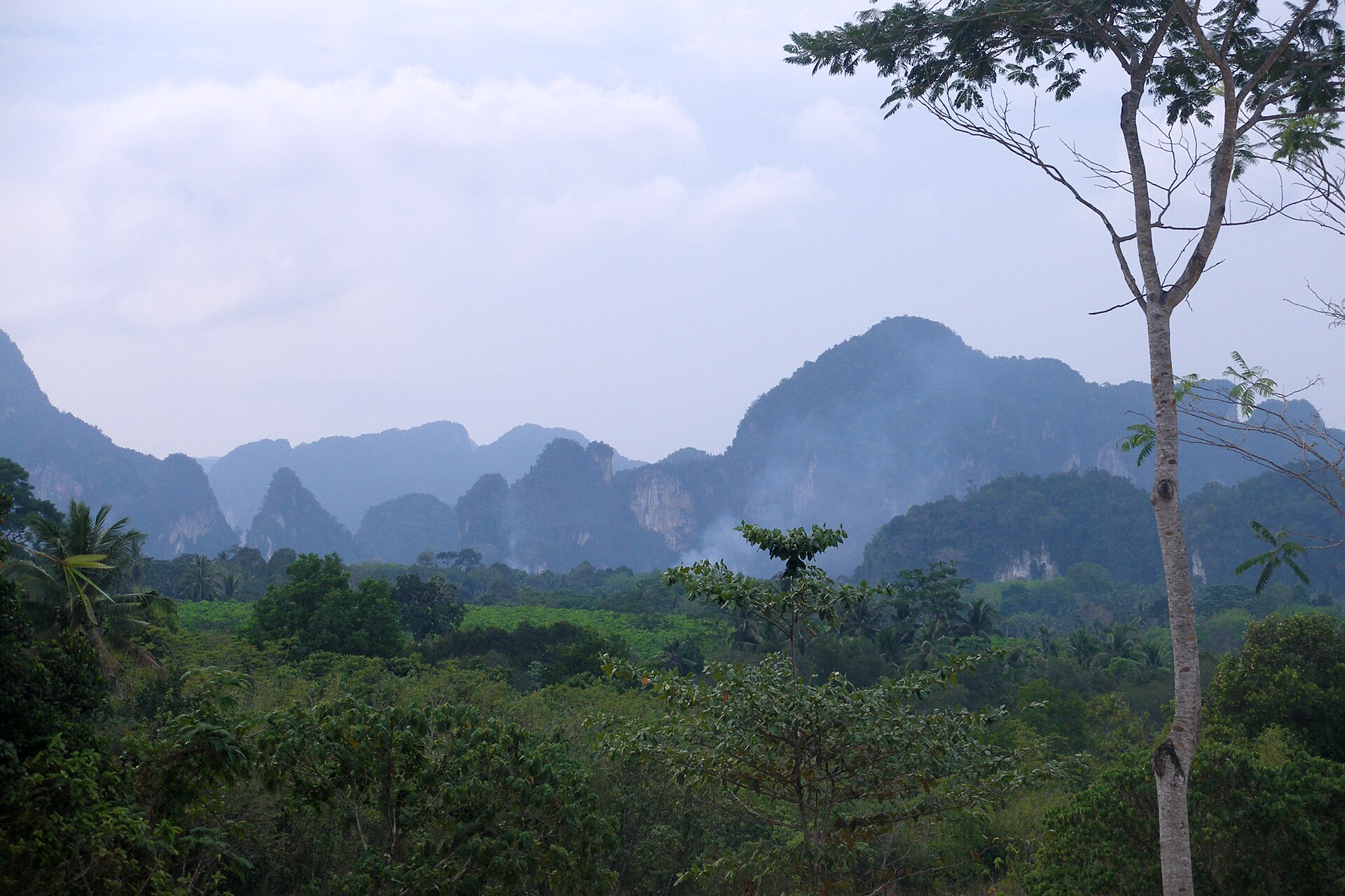 泰國喀比的石灰岩山峰景觀；目的地情境照片，並非安娜娜或圖卡克飯店、客房實景。