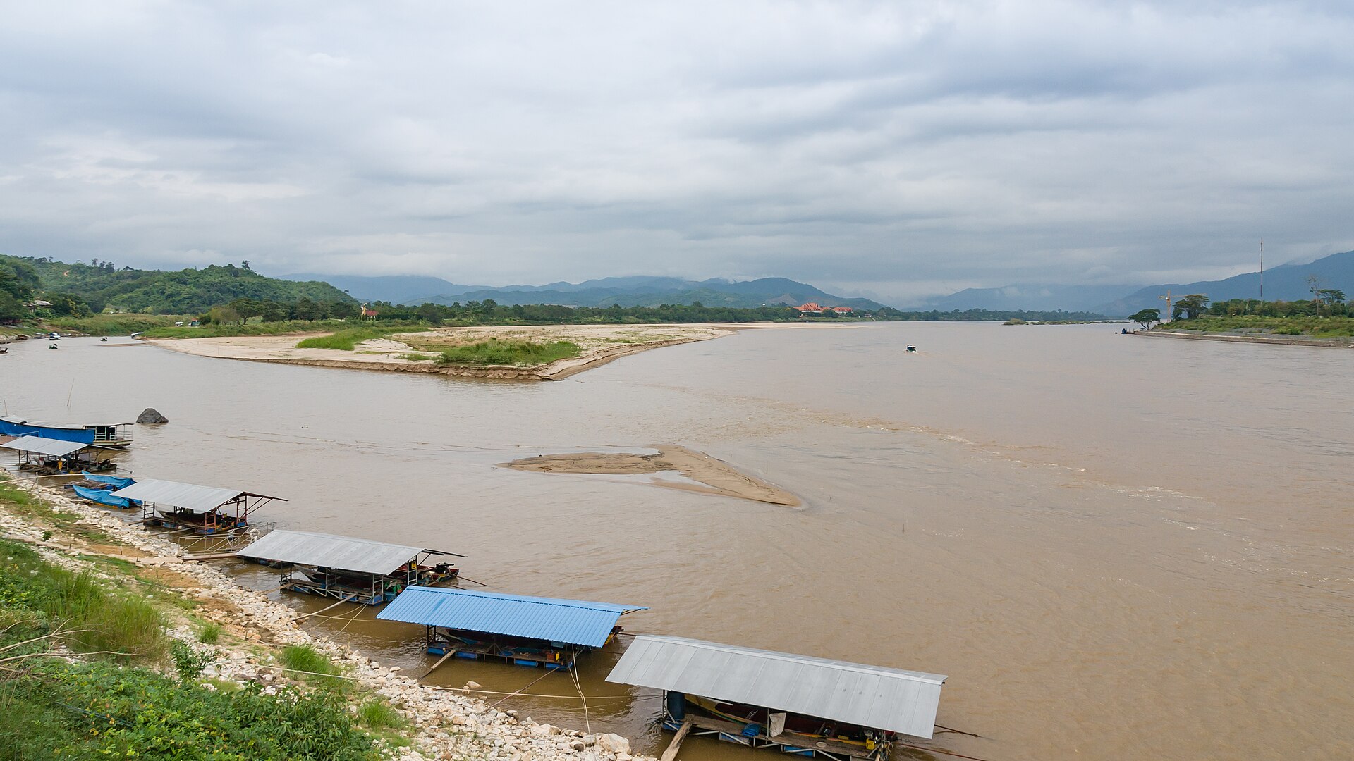 泰國 Sop Ruak 金三角河口全景，湄公河與魯阿克河在此交會；作為區域背景圖，不是飯店客房或設施照片。