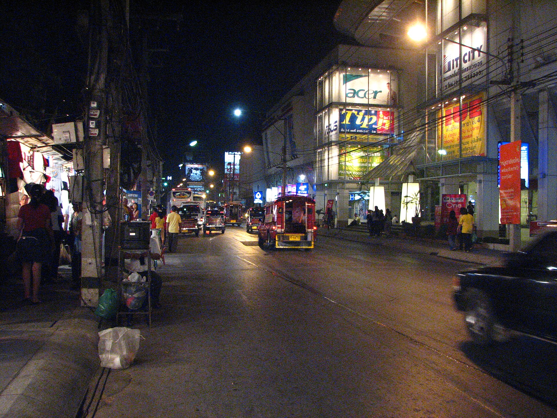 泰國清邁夜市街景，作為住宿地點背景，不是兩間飯店或客房照片