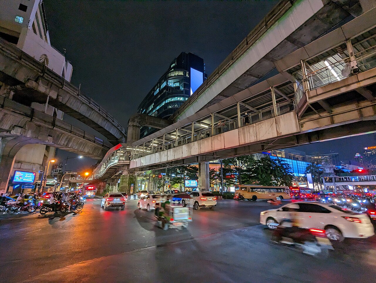 拉差帕頌路口與市區道路，說明安納塔拉暹羅附近的曼谷市中心環境；非飯店景觀