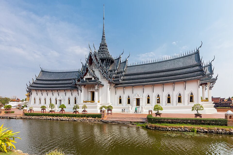 北欖府曼谷古城水畔重建的三峰殿王宮