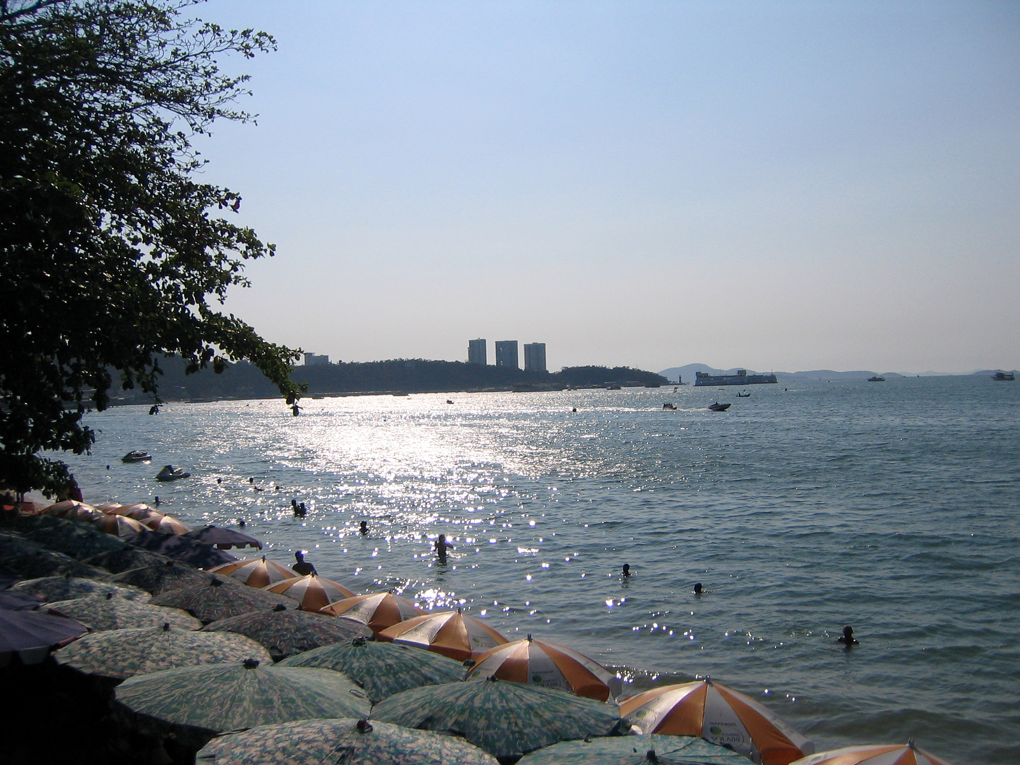 芭達雅海岸延伸至 Bali Hai 碼頭方向，地區背景而非兩間度假村的私人海灘
