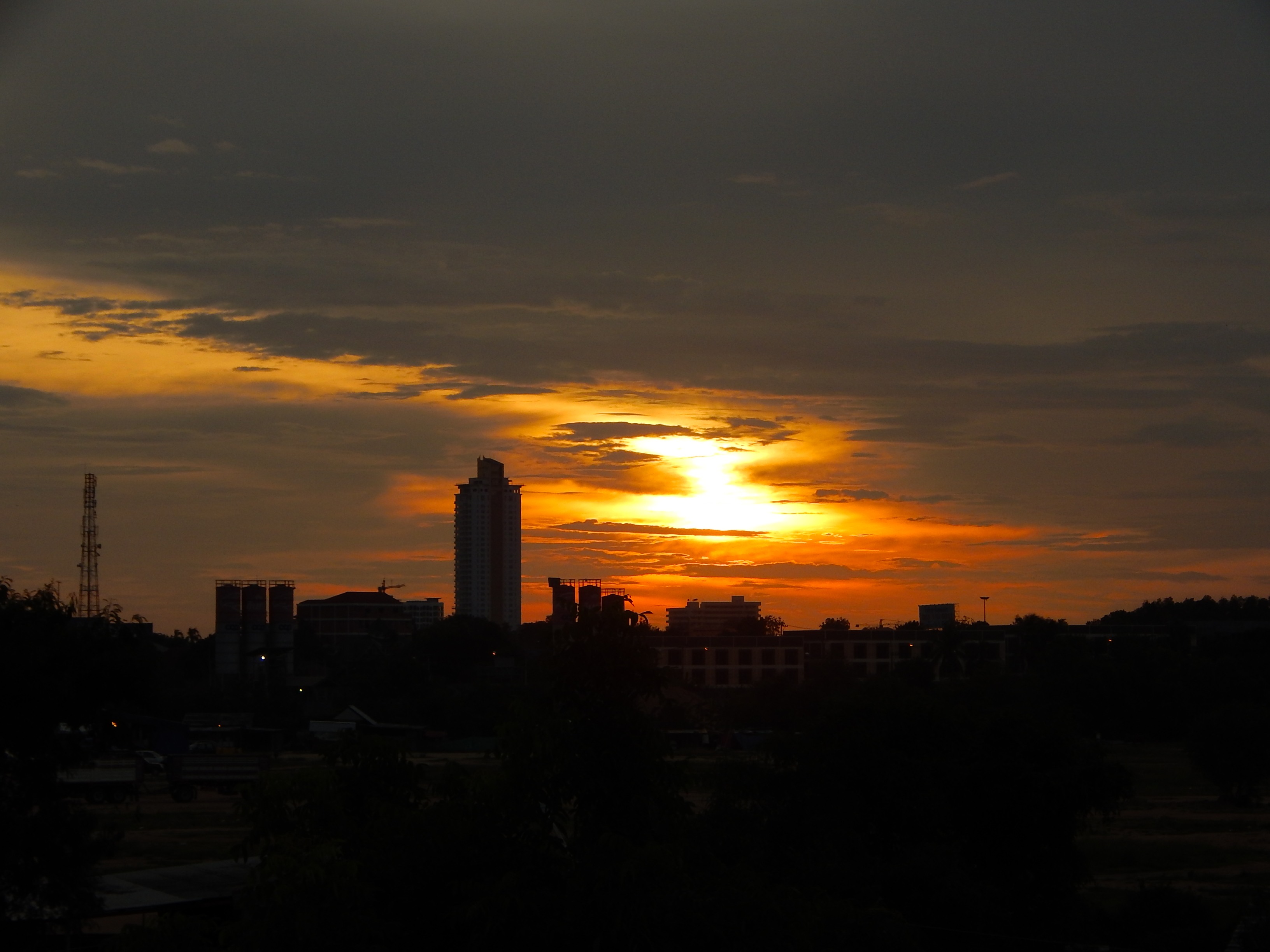 夕陽照亮芭達雅灣與沿岸城市；這是目的地景色，不代表文中任何一間飯店