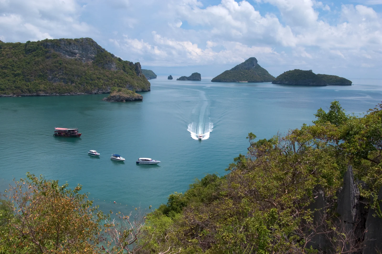 安通國家海洋公園海灣中的船隻與石灰岩島嶼