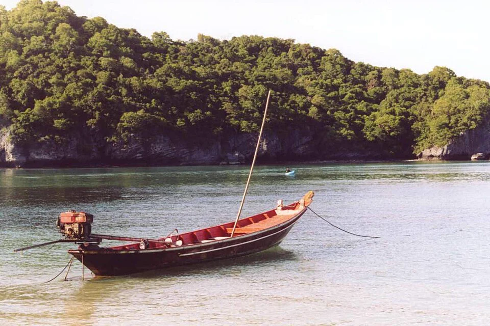 2002年安通群島 Ko Wua Talap 岸邊淺水處的長尾船