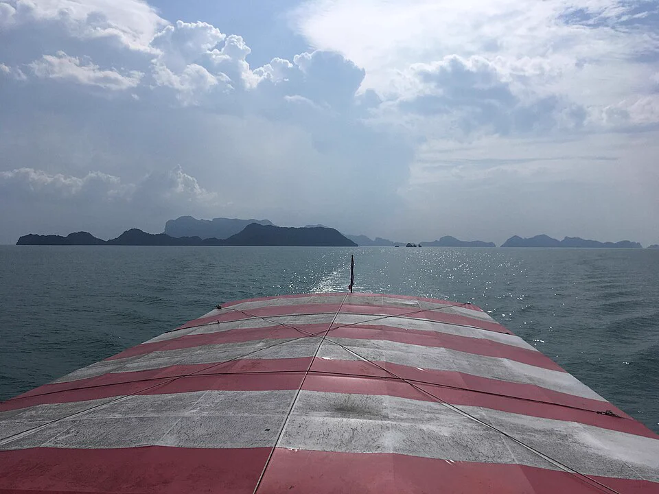 2018年從蘇梅島返回時，船篷外可見安通群島