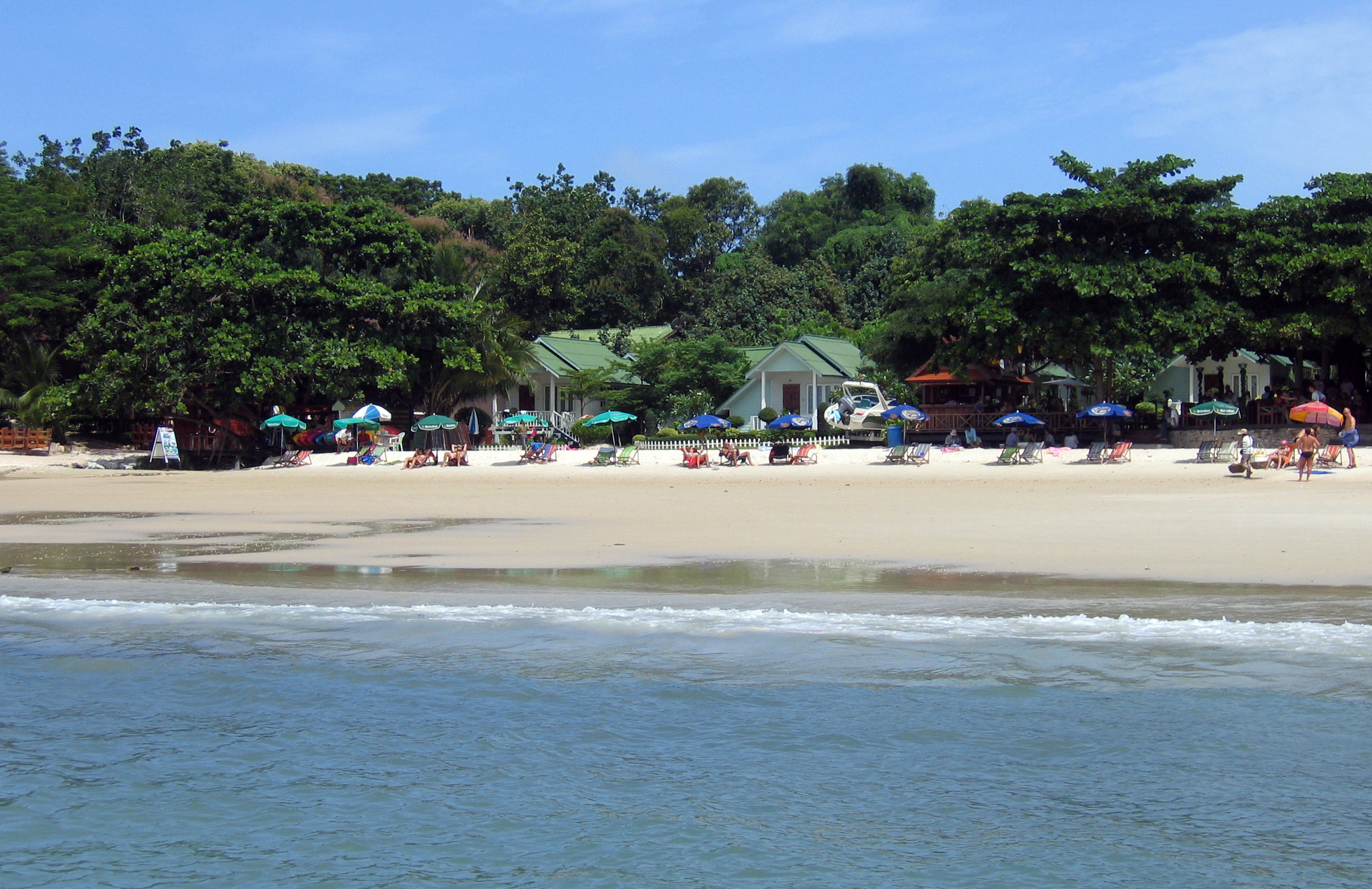 沙美島 Ao Phai 海岸景色與岸邊建築，作為地點情境參考，並非 Aqua Beads 或 Samed Pavilion 的客房照片