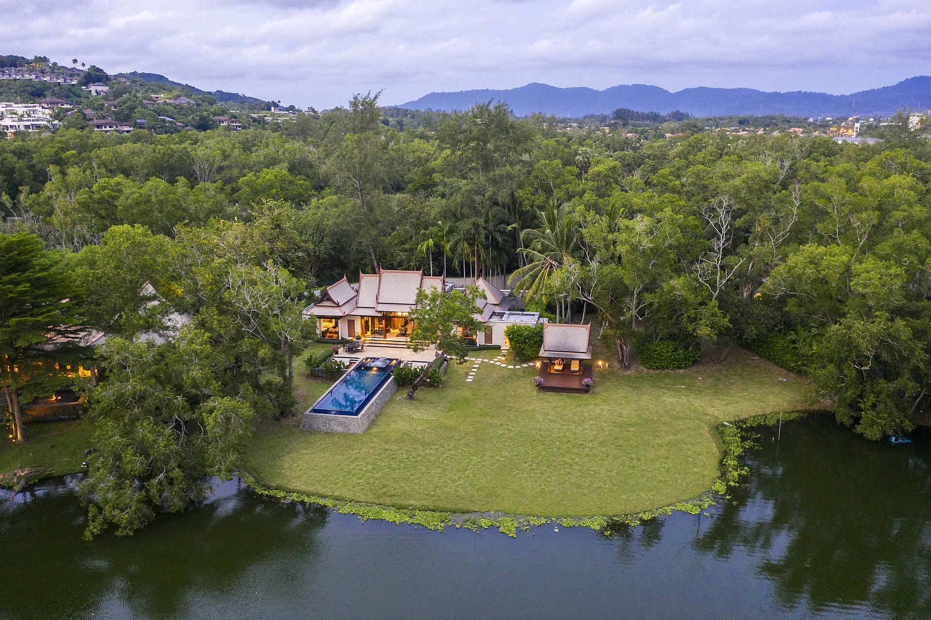 Banyan Tree Phuket 園林中的 Villa 與泳池；照片只作度假村環境參考，並非 Serenity Residence。
