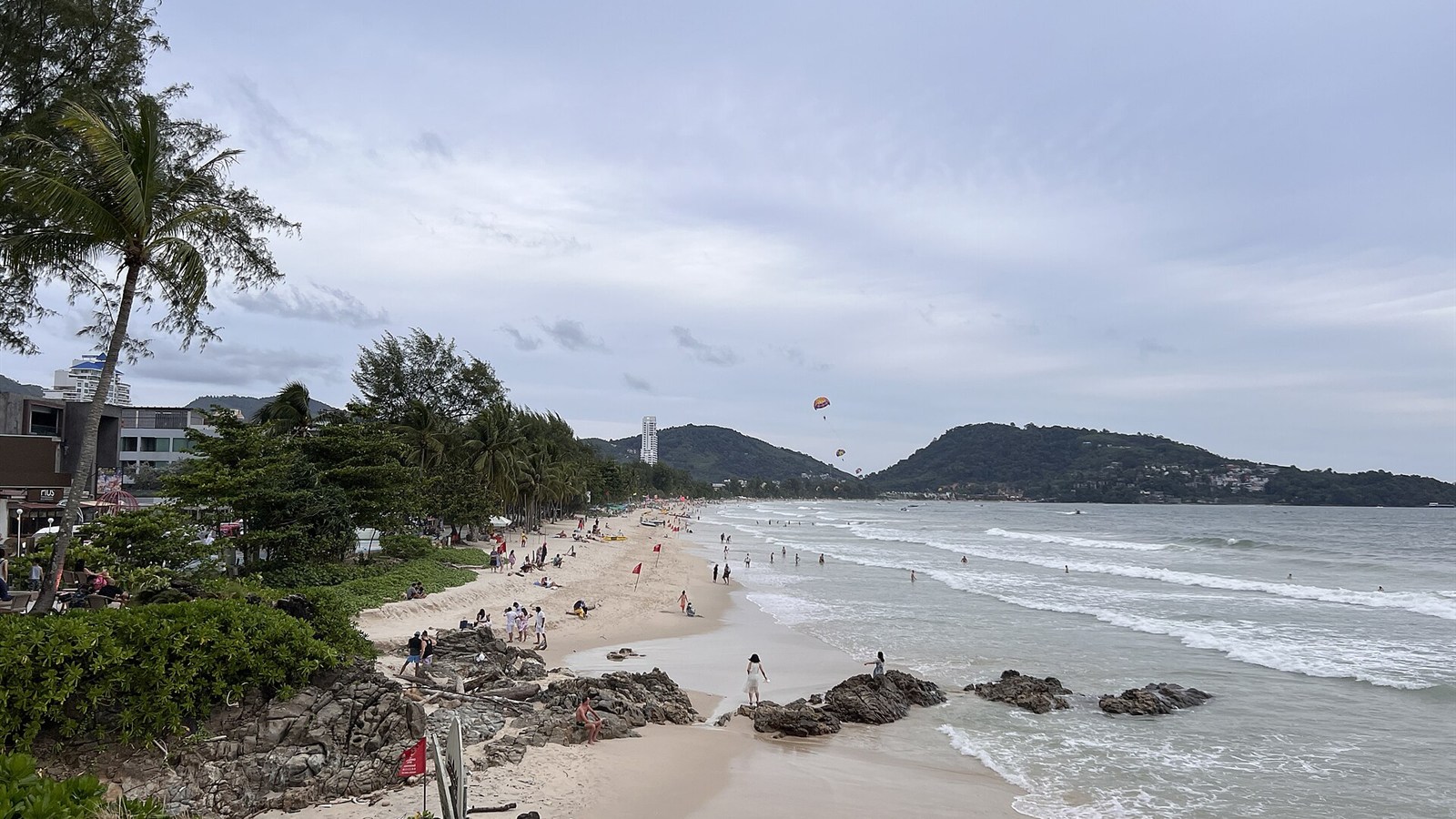 普吉島 Patong Beach 海岸線與海灣景色，作為目的地環境示意，並非文中四家度假村實景