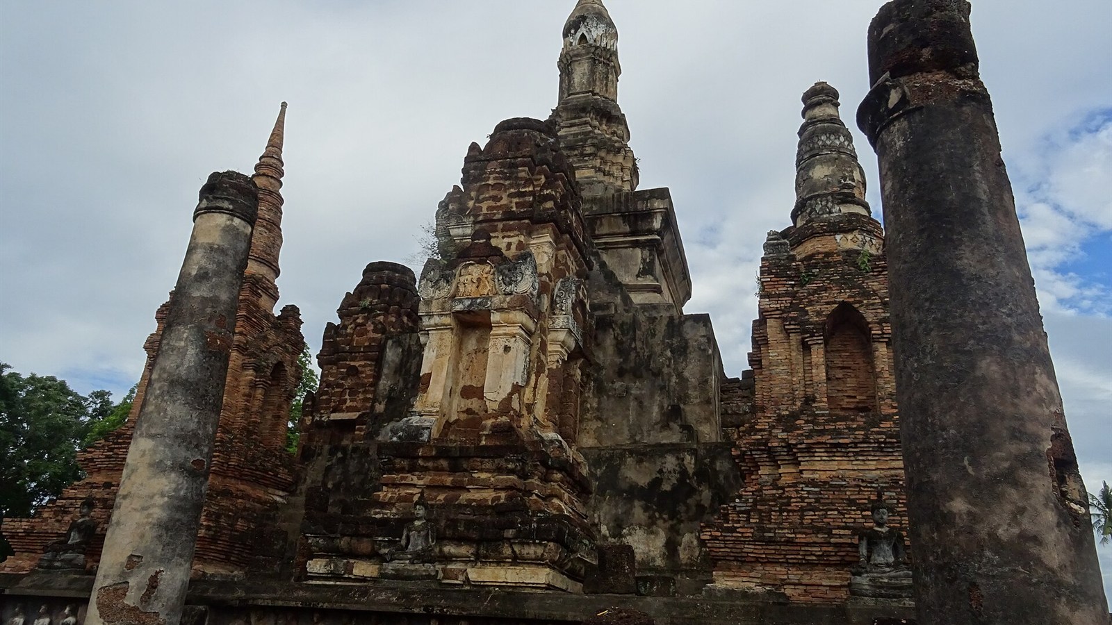 素可泰歷史公園 Wat Mahathat 的佛塔與磚造遺跡；這是歷史公園景觀，不是文中旅宿實景