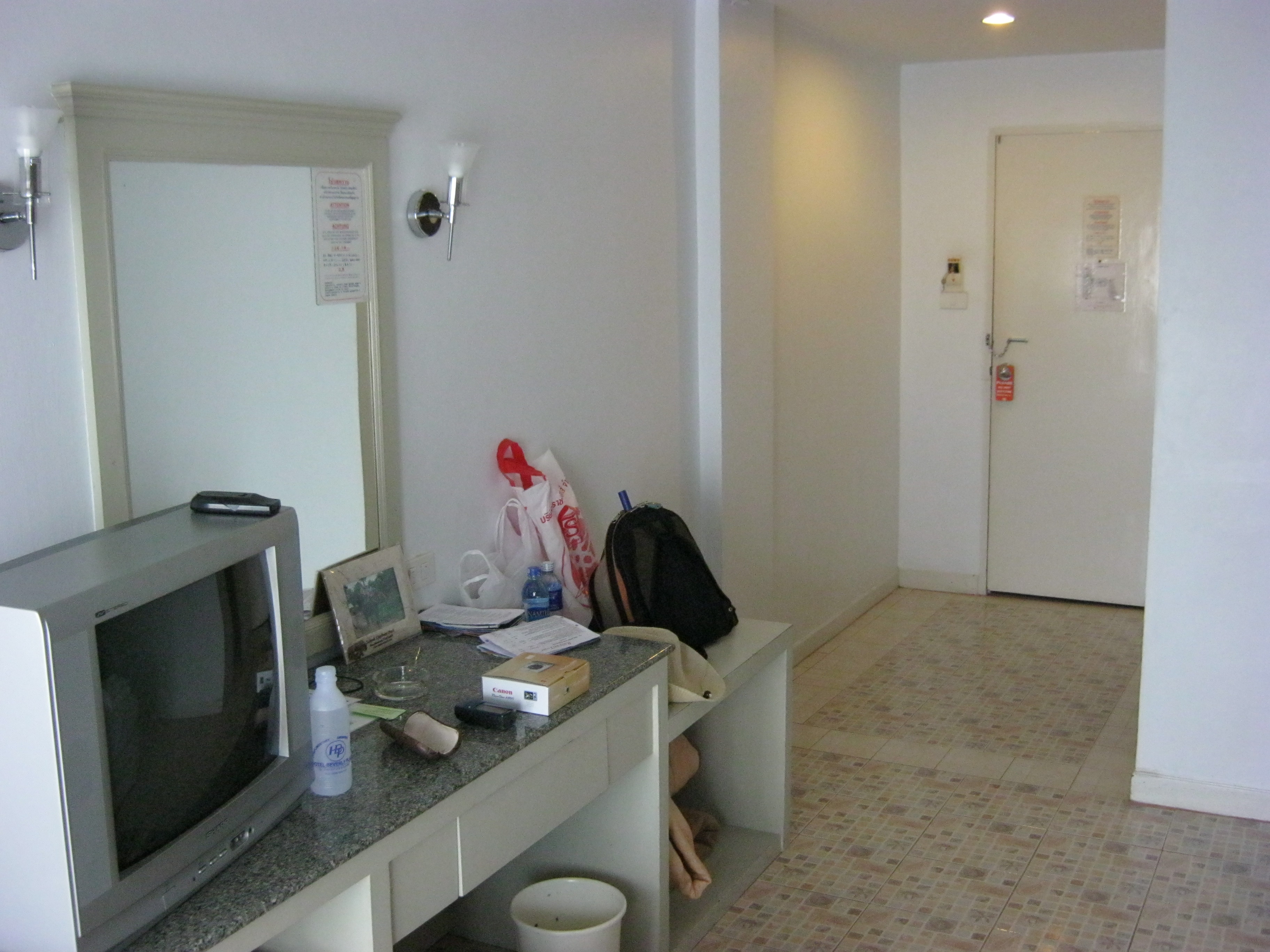 歷史客房照片，呈現 The Beverly Hotel Pattaya 場址的客房入口及電視櫃