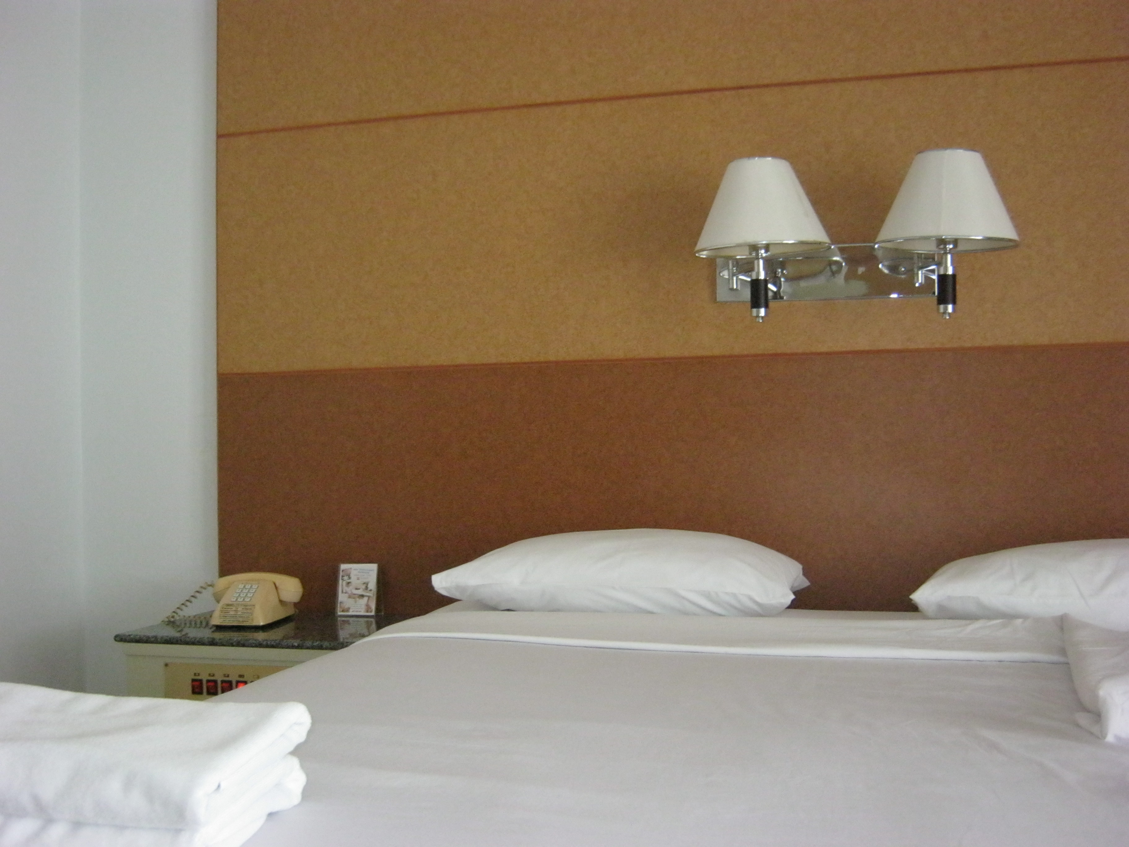 歷史客房照片，呈現 The Beverly Hotel Pattaya 場址的床鋪與床頭燈
