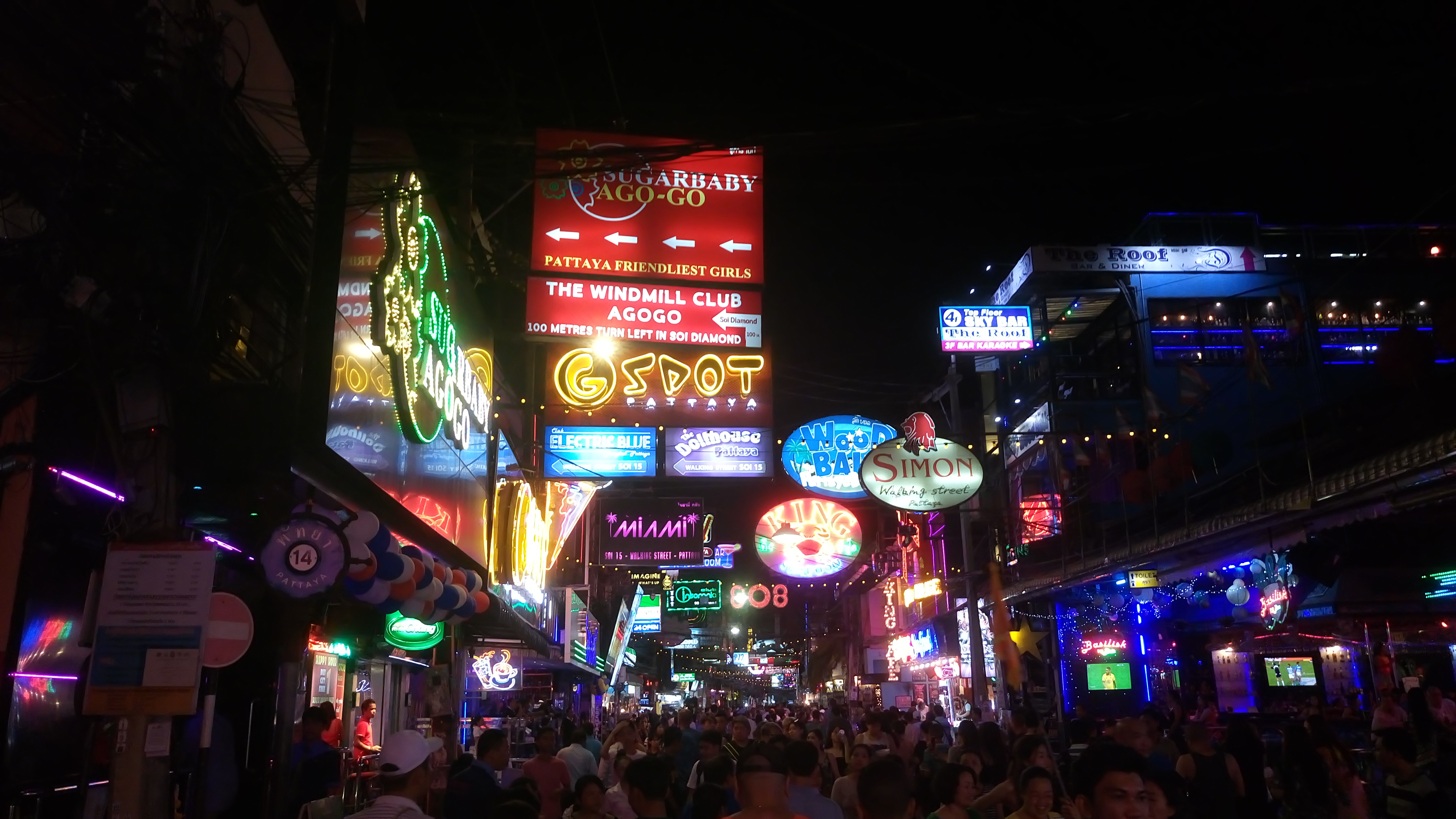 芭達雅步行街夜景，作為周邊位置背景，並非 The Beverly Hotel 圖片