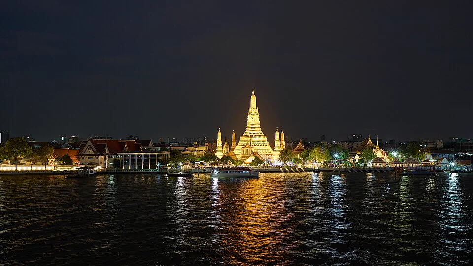 夜間湄南河對岸亮燈的鄭王廟（Wat Arun）。