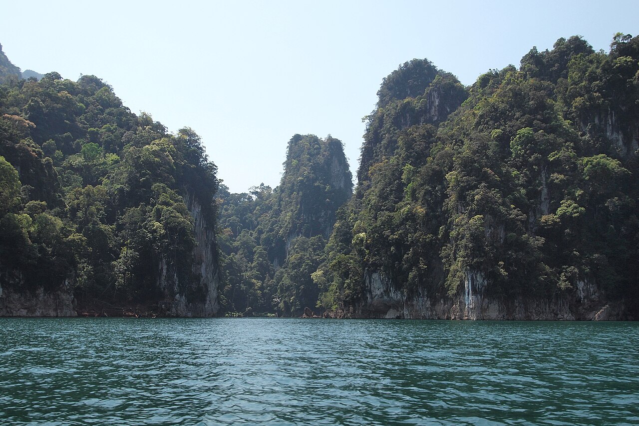 考索昭蘭湖上聳立的石灰岩山峰環繞綠色湖面；目的地景觀照，並非文中任何浮屋飯店照片