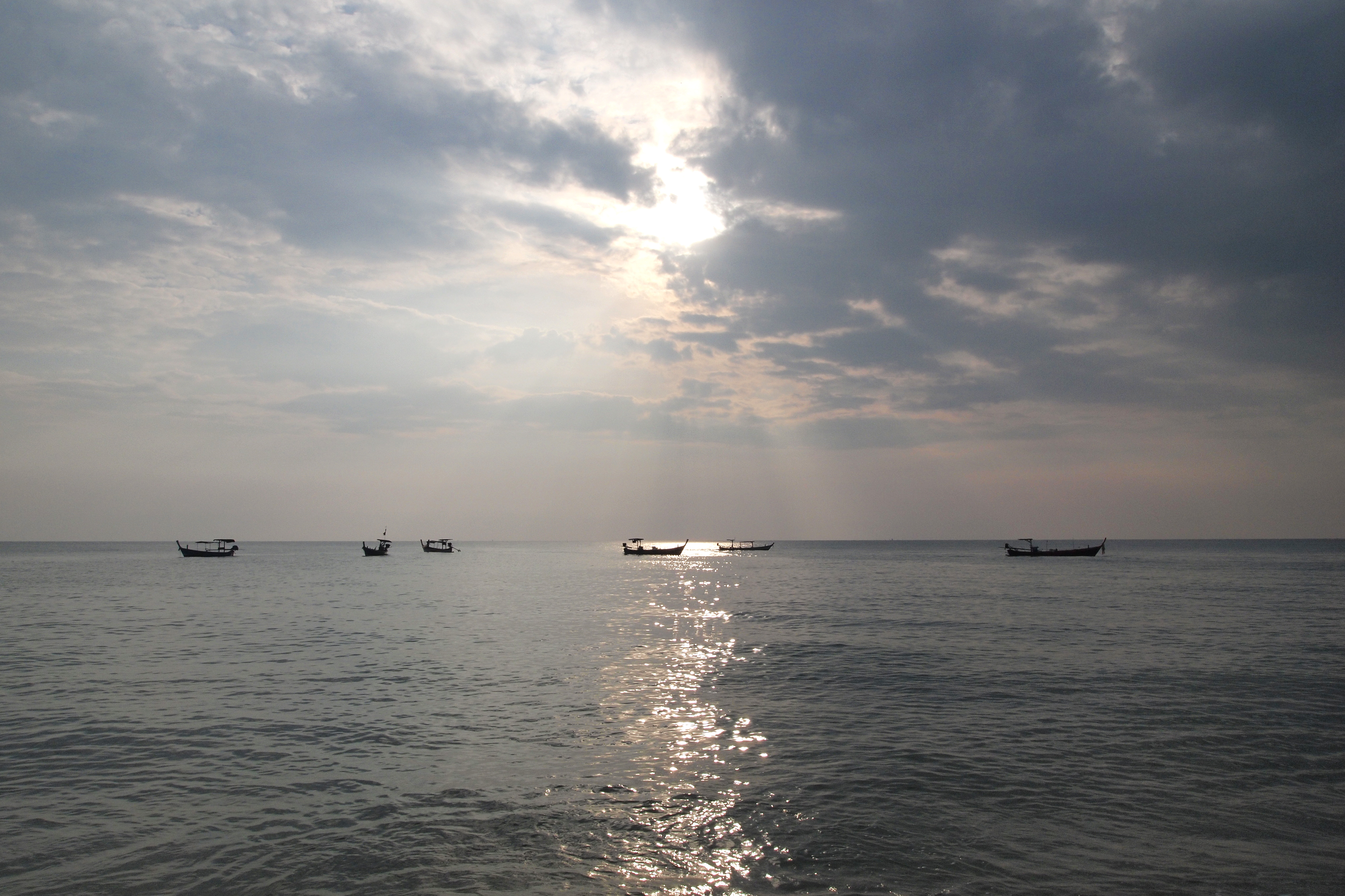 考拉蘭魯國家公園沿岸的安達曼海景，海面有長尾船；此為區域風景，不是 Devasom 或 Avani+ 度假村實景