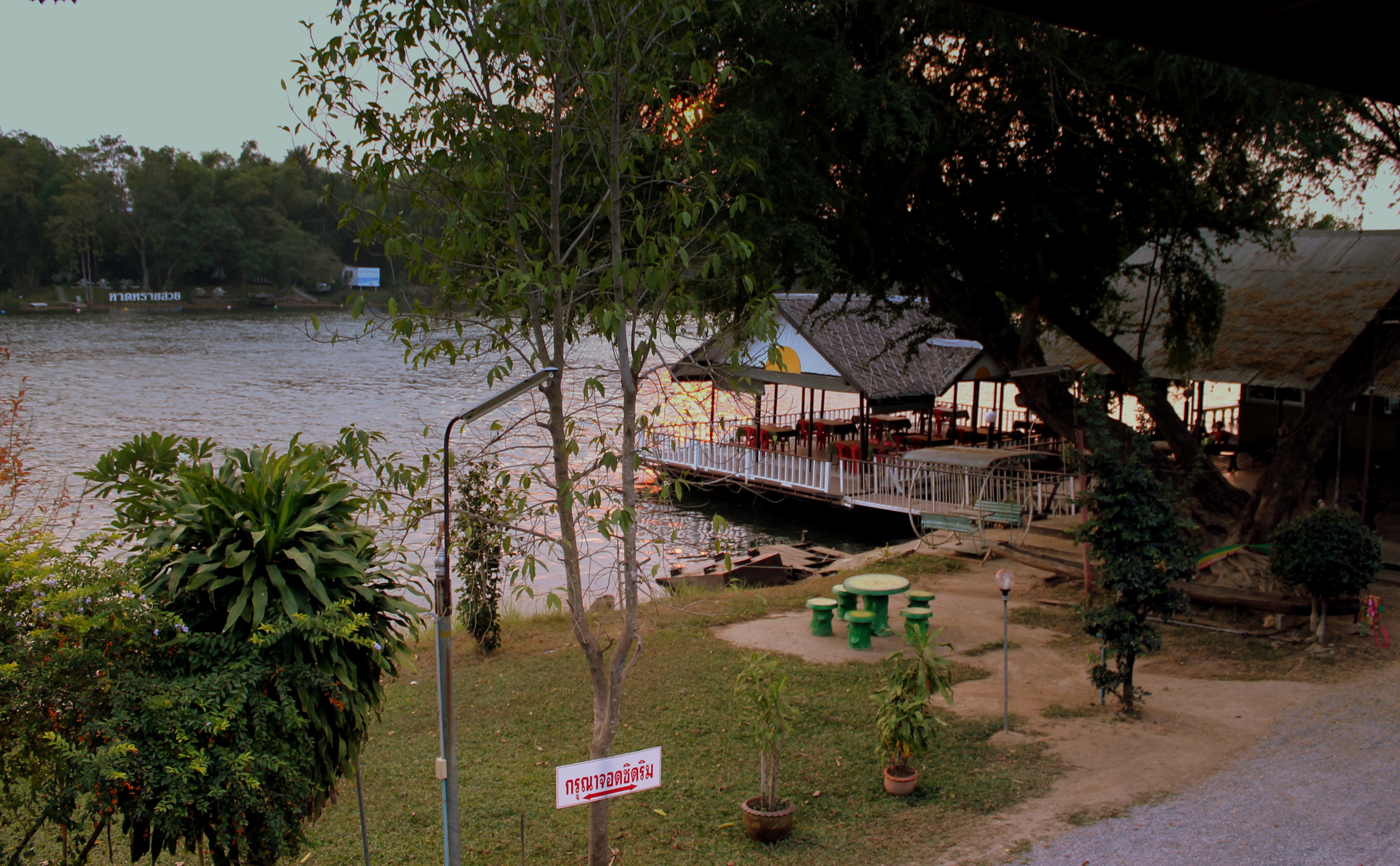 北碧桂河畔 Aajam River Rooms 的水上餐廳與岸邊環境；這是另一處住宿，並非 Dheva Mantra 或 The X River Kwai