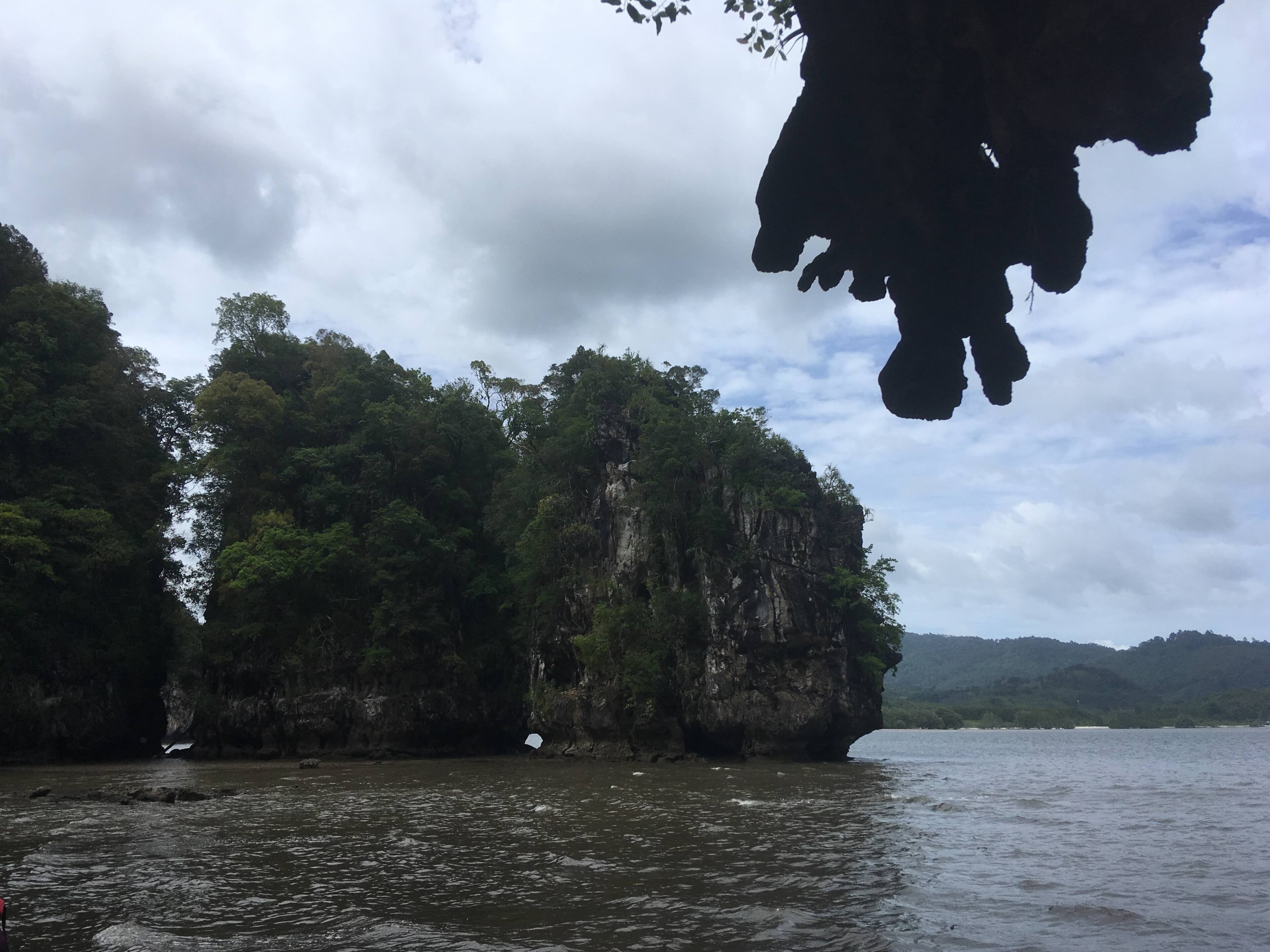 獨木舟在喀比奧塔蘭海灣的石灰岩海岸划行。