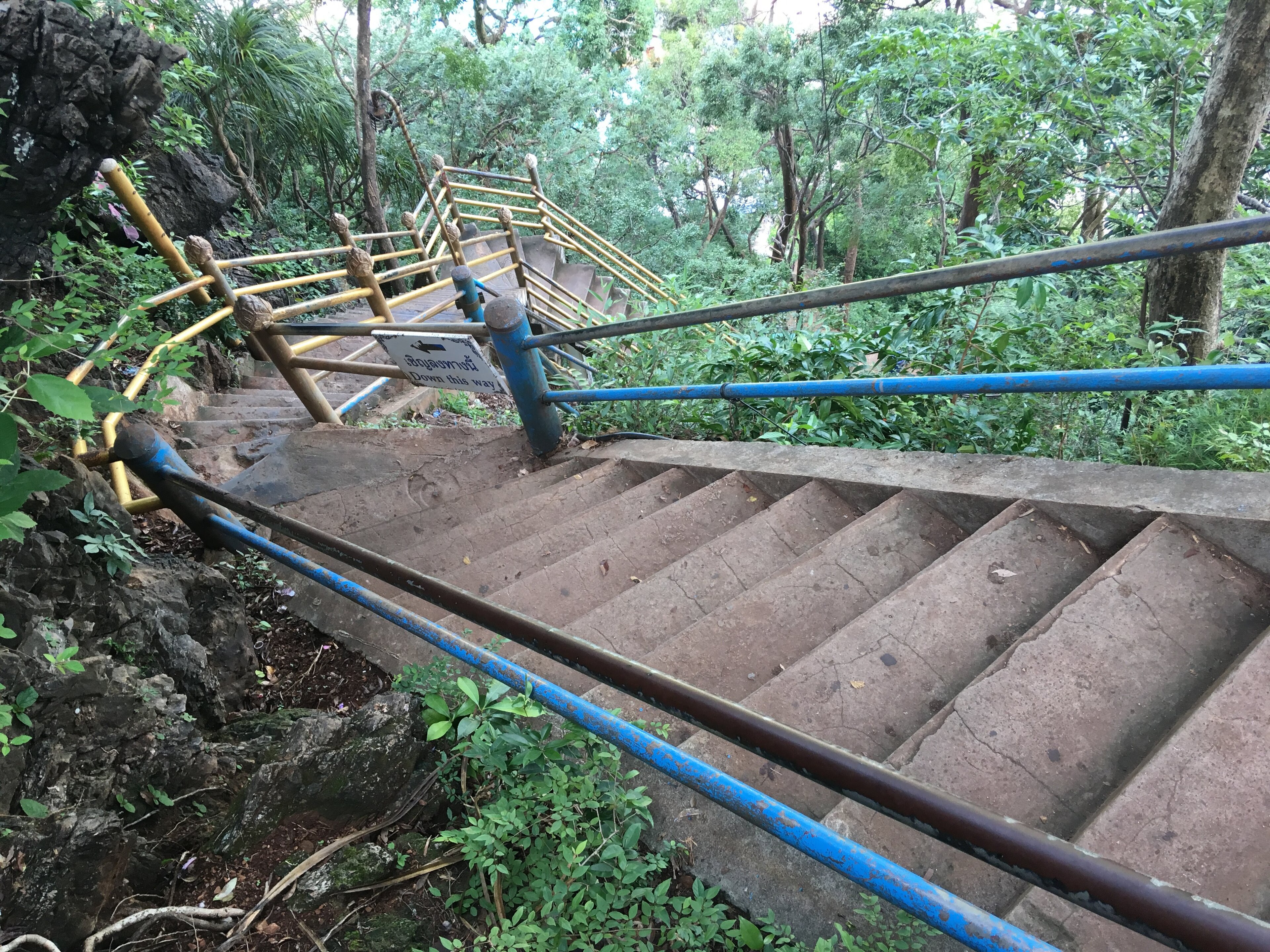 喀比虎窟寺(Wat Tham Suea)通往山頂的陡峭階梯