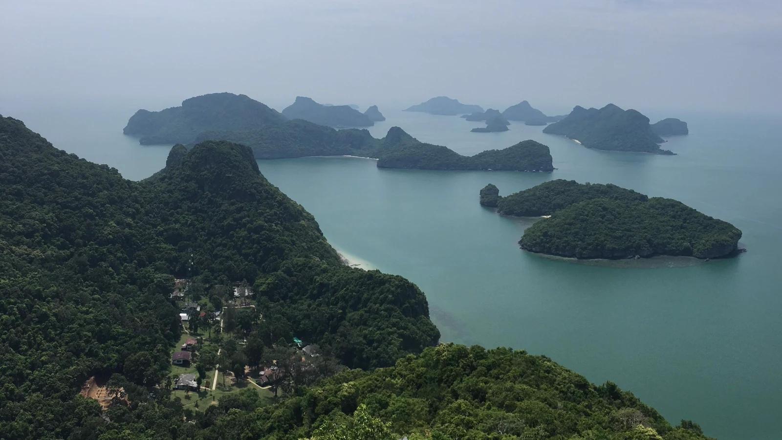安通群島半私人遊艇與大型觀光船比較用情境圖