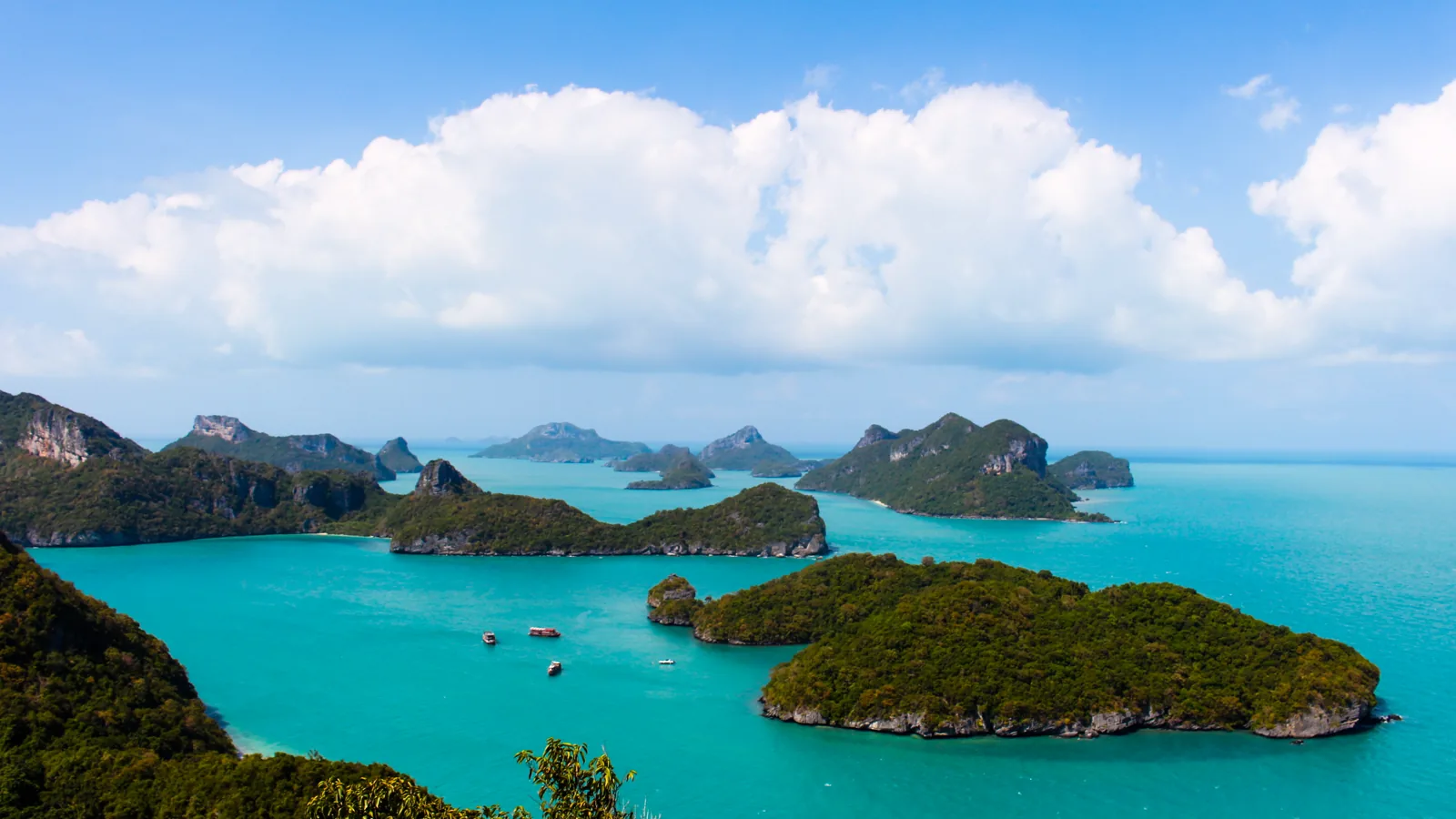 從帕俊查拉斯觀景台遠望安通群島石灰岩島嶼