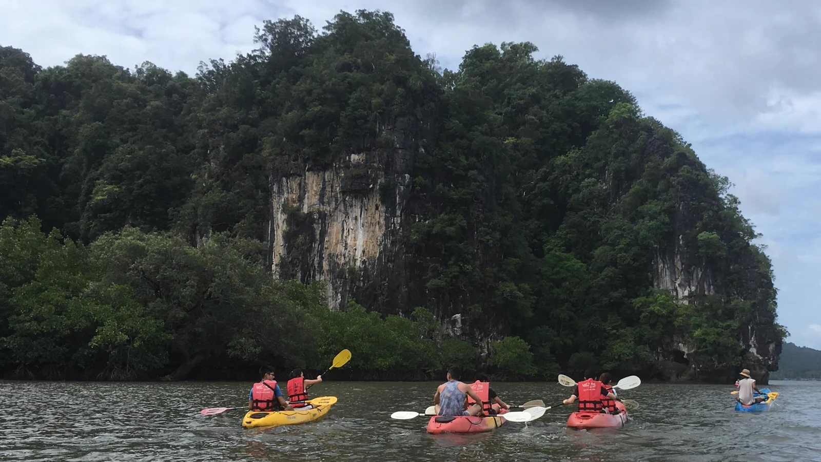 旅客在喀比奧塔蘭海灣石灰岩峽谷下划獨木舟