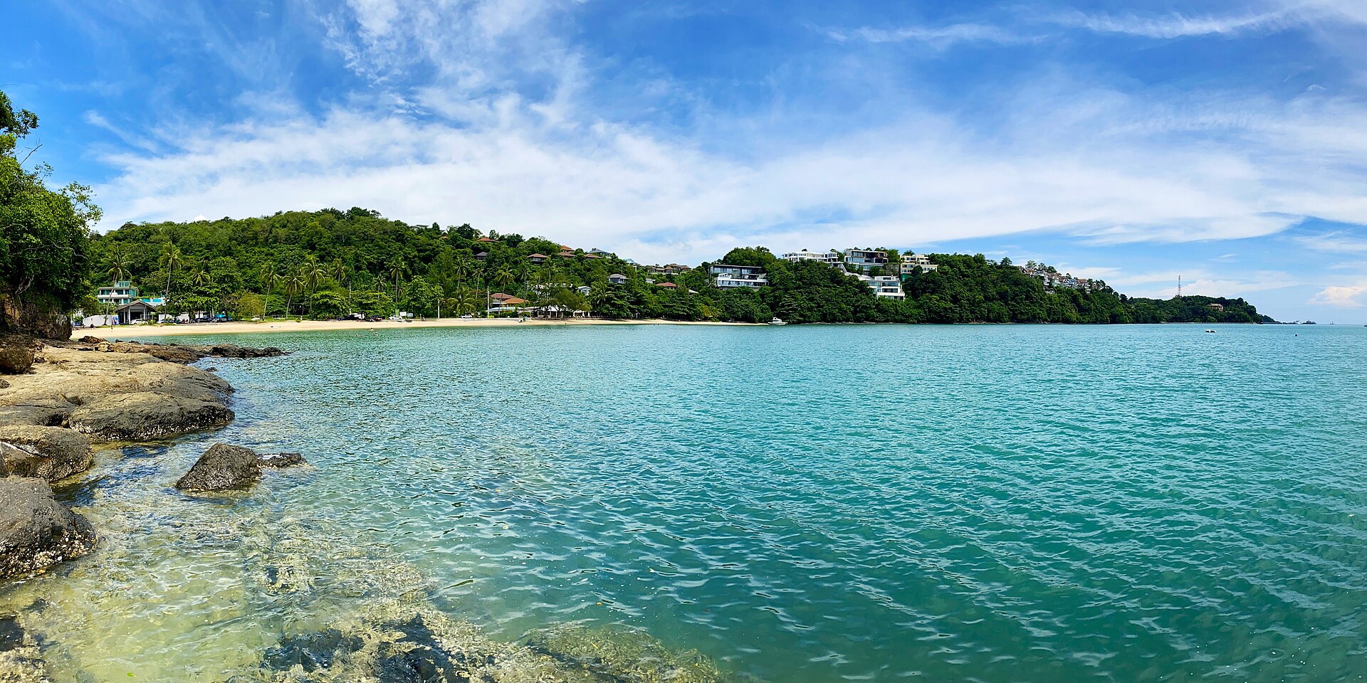從奧永海灘望向普吉攀瓦角的海灣景色。