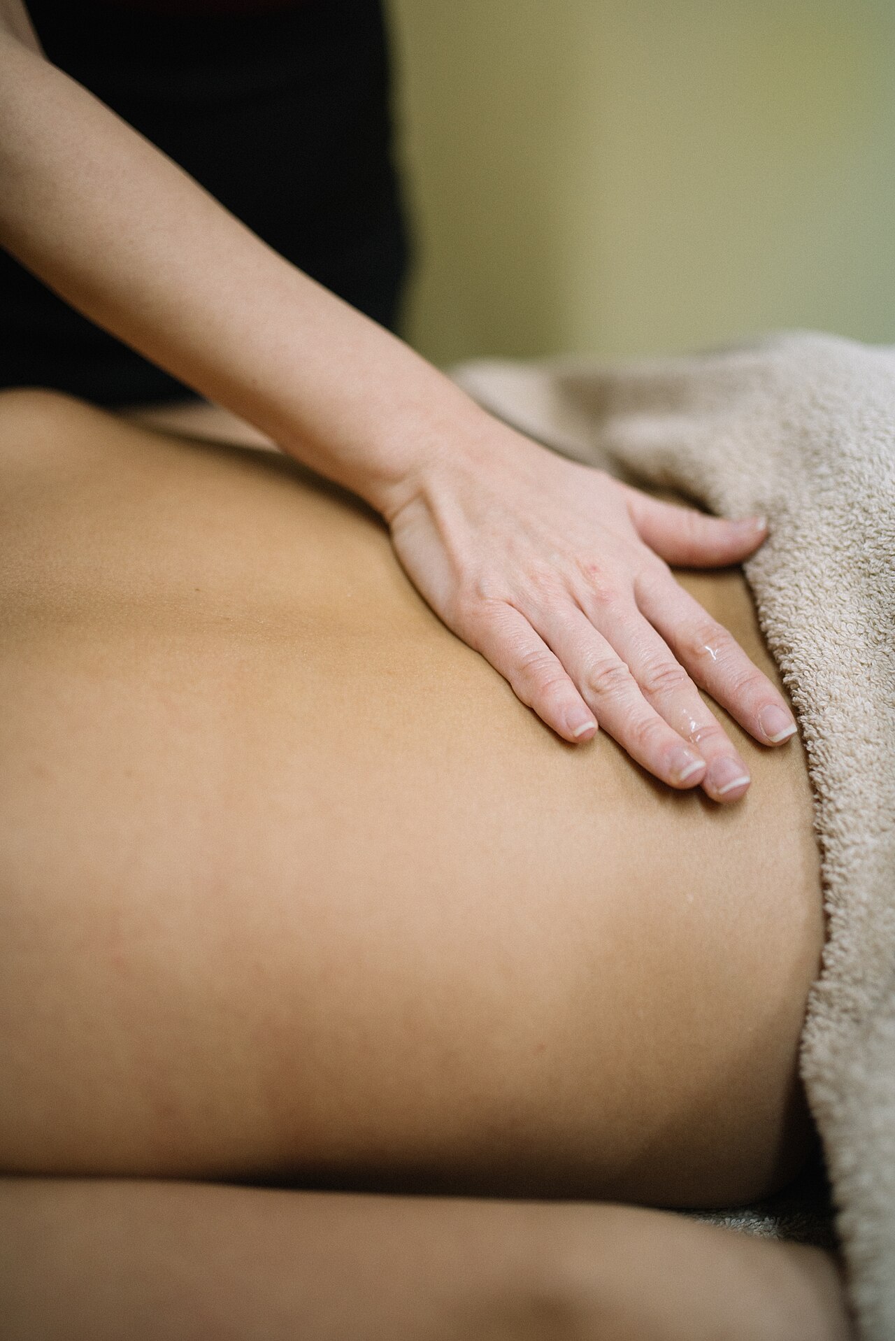 深層按摩示意特寫，並非 Boossabakorn 店內照片；Shixart1985 攝，CC BY 2.0