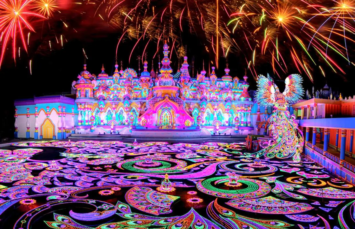 Carnival Magic 燈光園區、煙火與大象雕像宣傳圖
