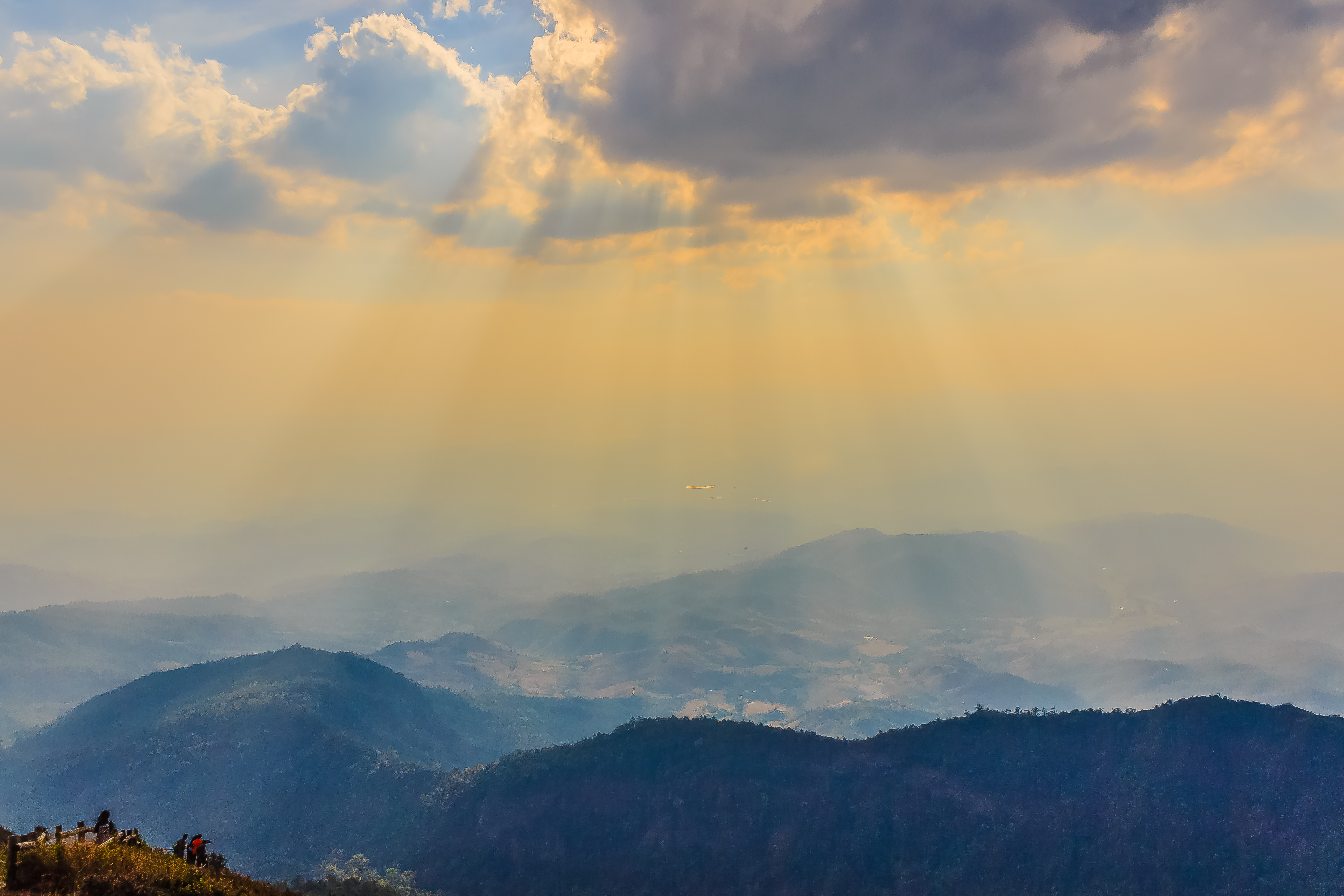 健行者站在奇旺美潘步道的山脊，眺望雲霧間的山巒