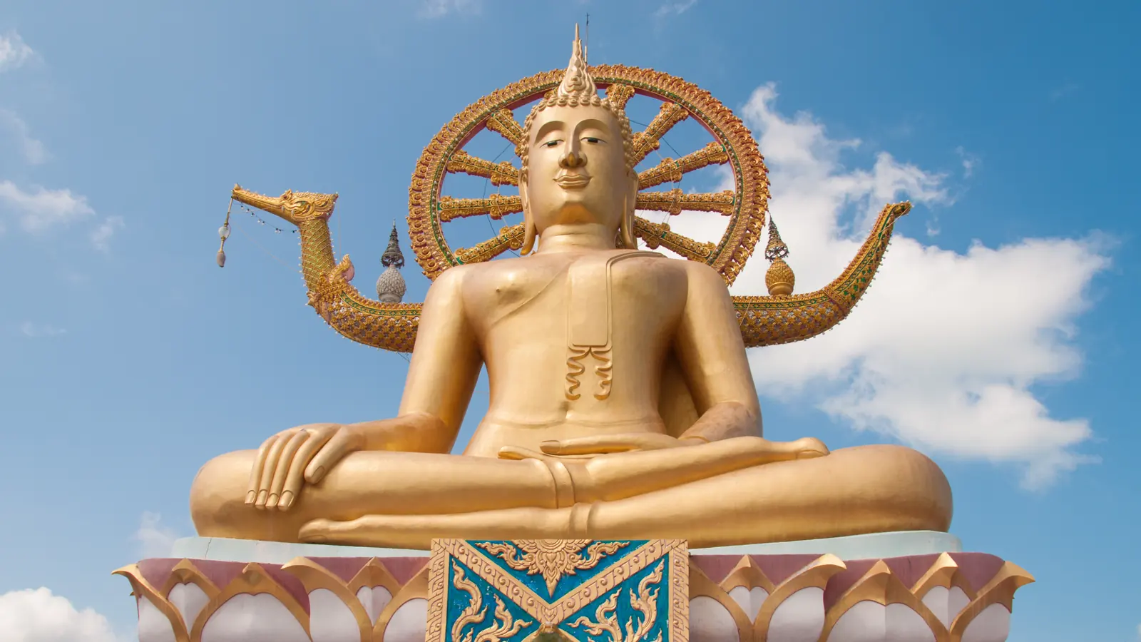 蘇美島帕雅寺的金色大佛坐像與藍天