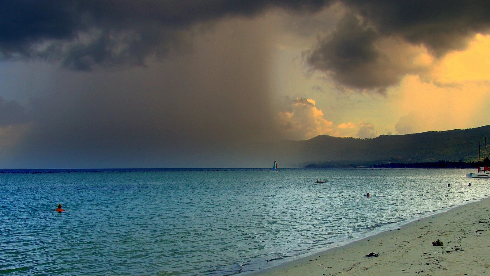 蘇梅島暴風雨天候景象；Graham Thomson 攝，Wikimedia Commons，CC BY 3.0