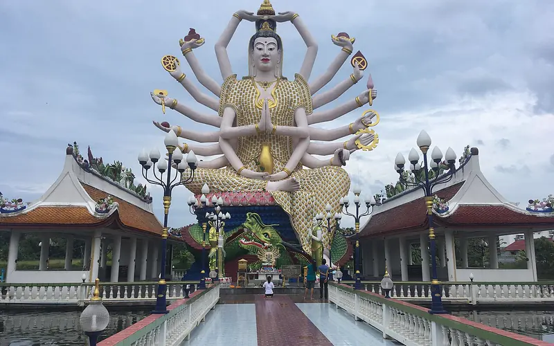 Wat Plai Laem 的觀音像、橋樑與寺院水邊建築
