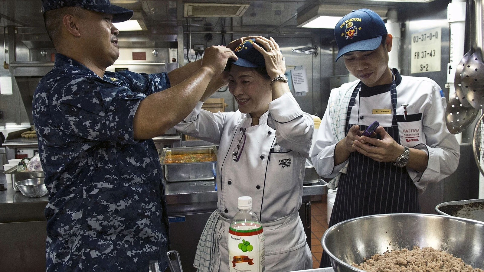 美國海軍廚師與泰國廚師交流料理技巧；原圖來自美國海軍官方頁，屬公有領域