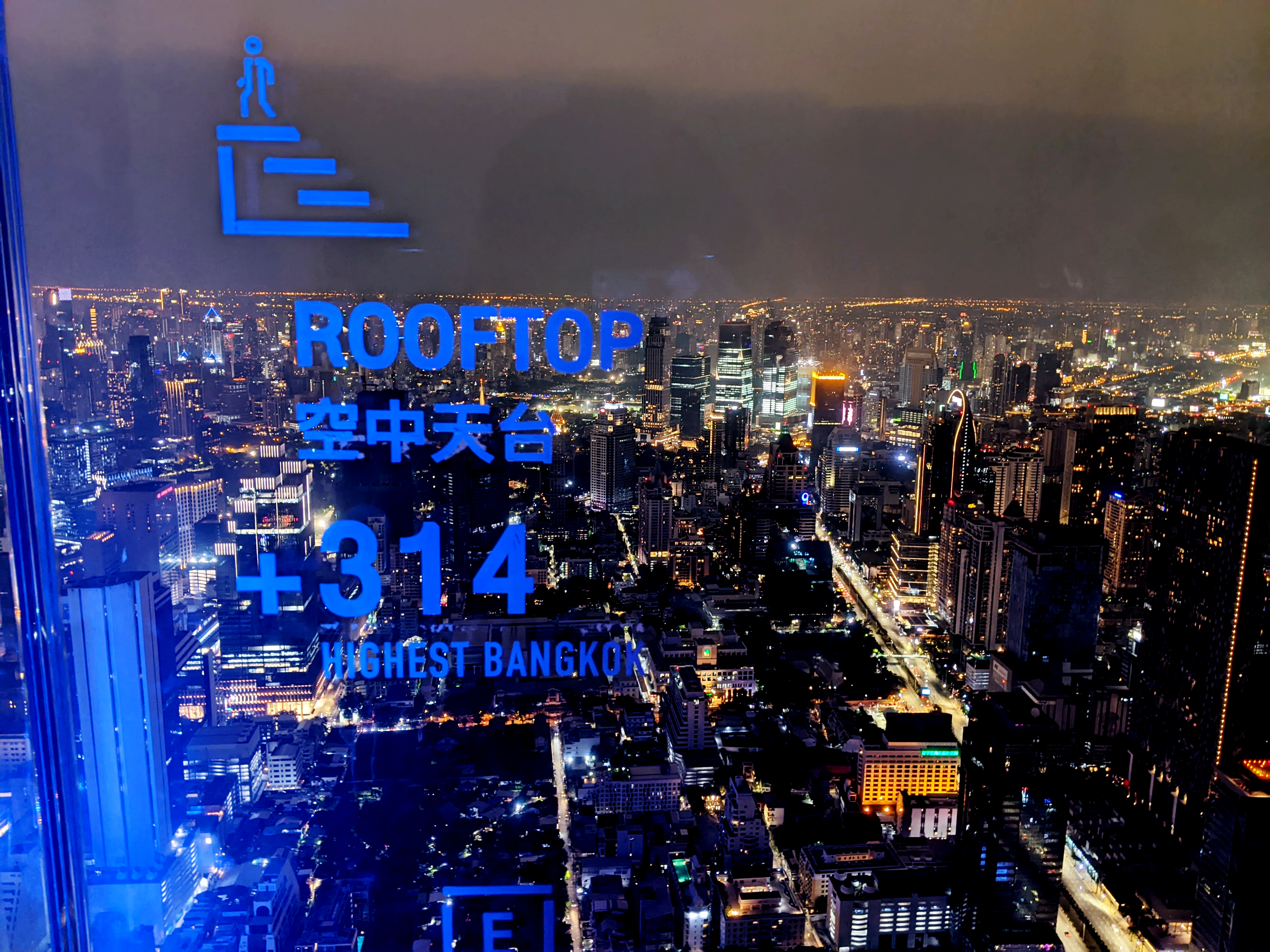 王權大京都屋頂觀景台夜景，照片左側疊有屋頂天台與 314 公尺字樣