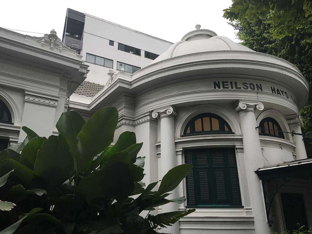 曼谷挽叻區素拉翁路上的尼爾森黑斯圖書館外觀