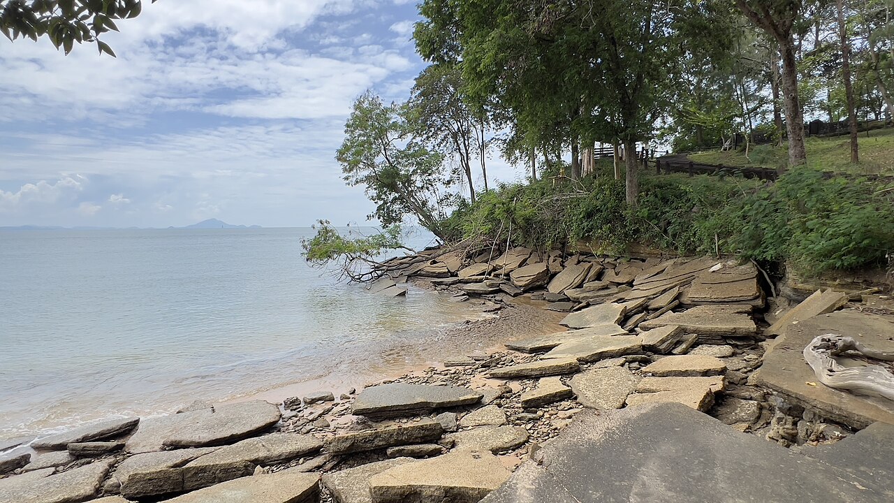 喀比賽泰區海岸露出的貝殼化石岩層,岩板沿水際延伸