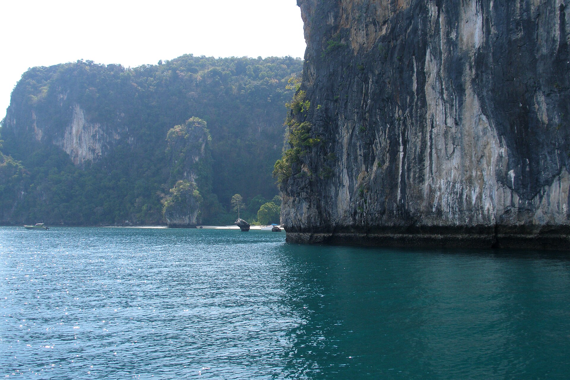 洪島潟湖與石灰岩海岸的旅遊照片；不代表划艇在這個取景點進行。
