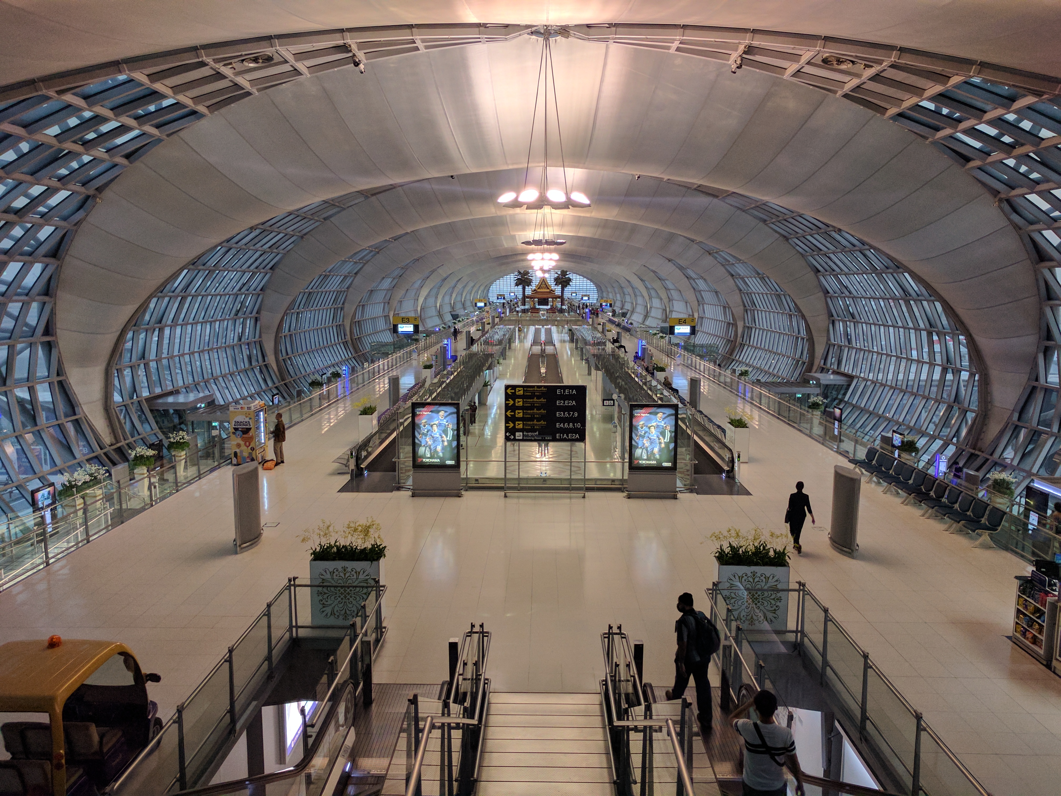 黃昏時曼谷蘇凡納布機場 Terminal E 燈火通明的候機大廳。