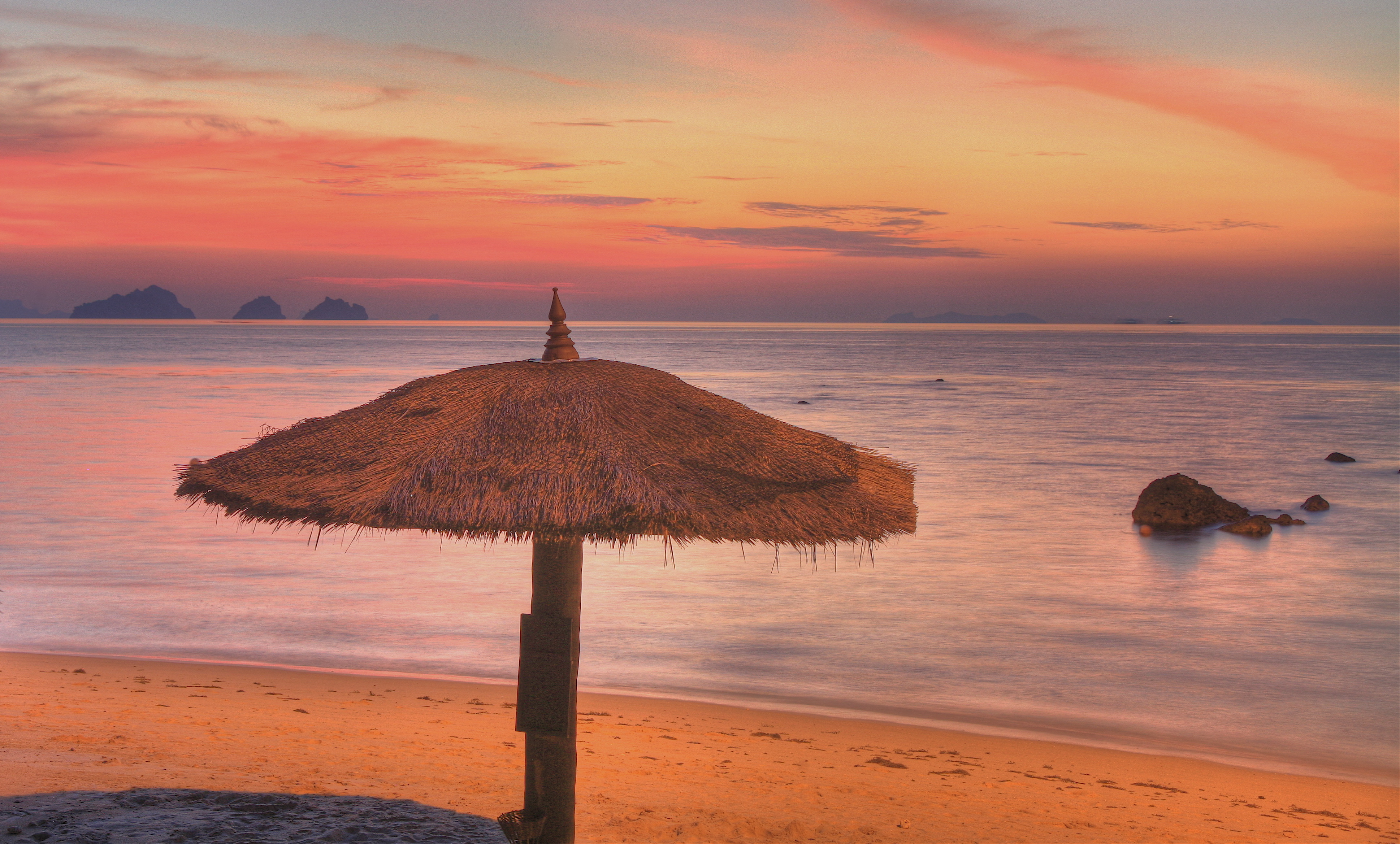 蘇梅島海面夕陽；此情境照片並非納通或利巴諾伊實景