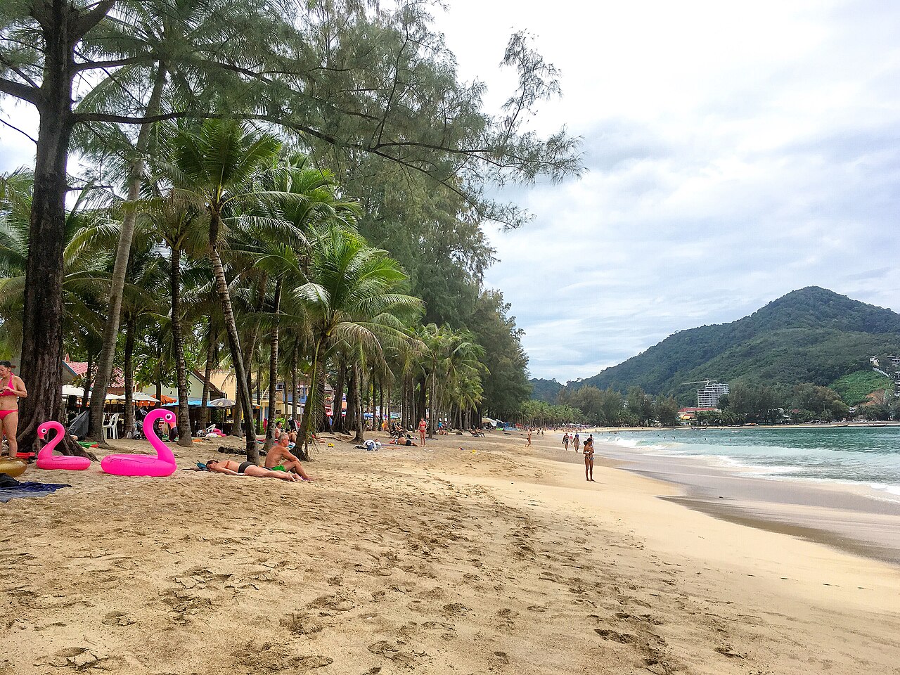 普吉島卡馬拉海灘的寬闊沙岸與後方丘陵