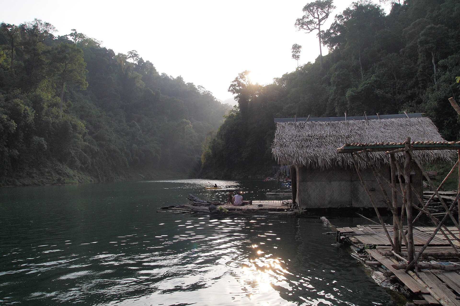 昭蘭湖上的浮屋呈現考索湖區住宿環境，並非 500Rai 或 Our Jungle House 的飯店實景。
