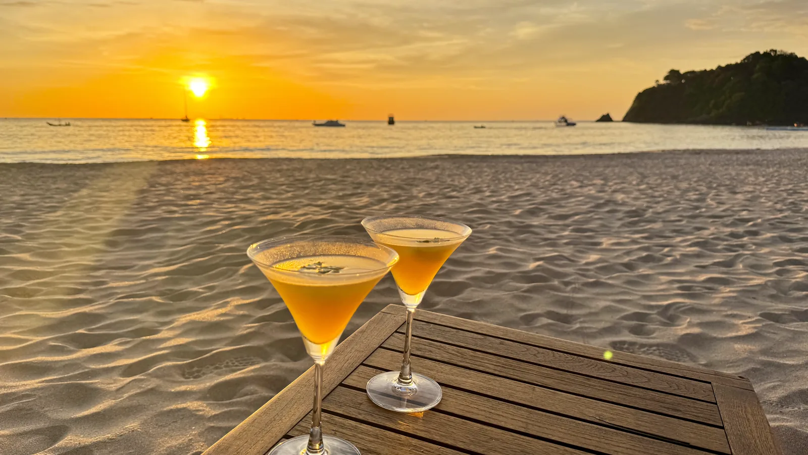 蘭塔島海灘日落時的飲品，示意 Pimalai 海濱度假情境