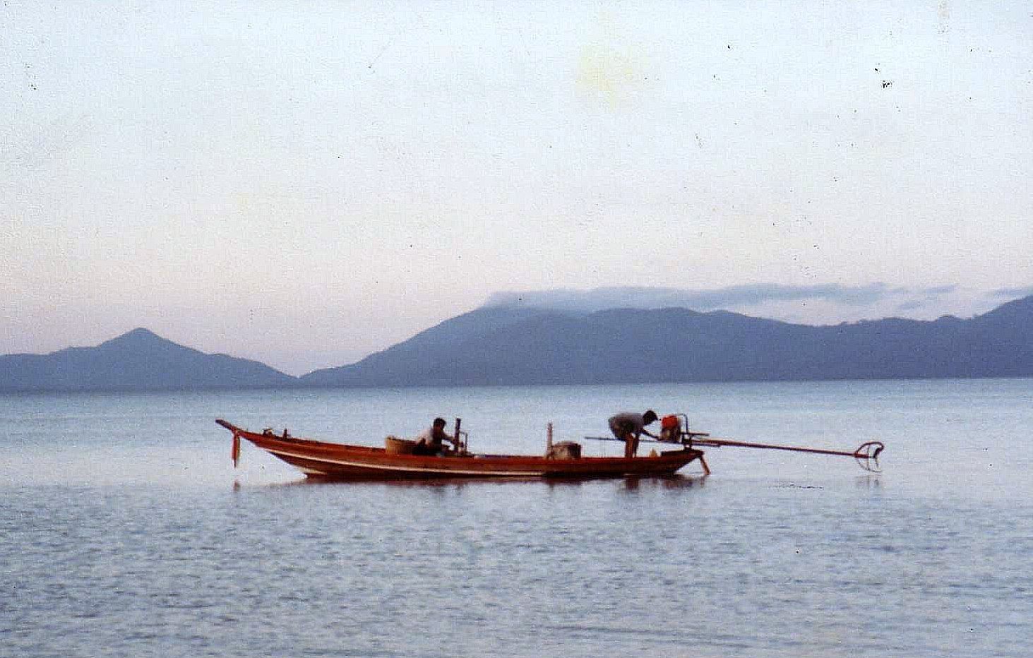 蘇梅島海岸一艘傳統漁船，2008 年拍攝，並非本次包船。