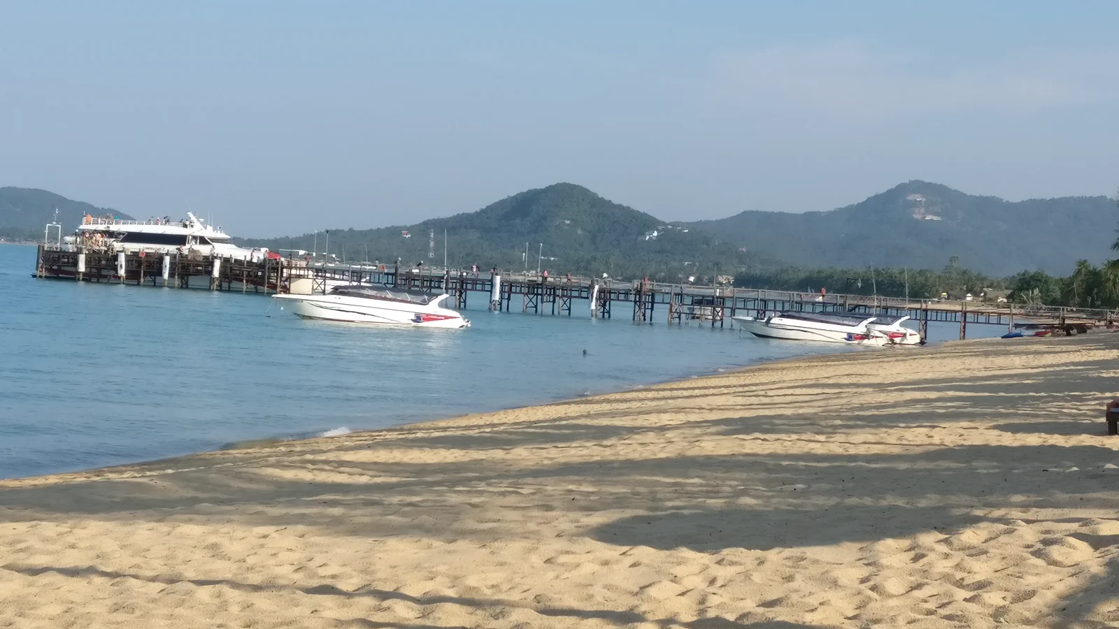 蘇梅島北岸湄南海灘的海岸與船隻；此處靠近 Pinnacle Resort，並非 W Koh Samui 飯店海灘