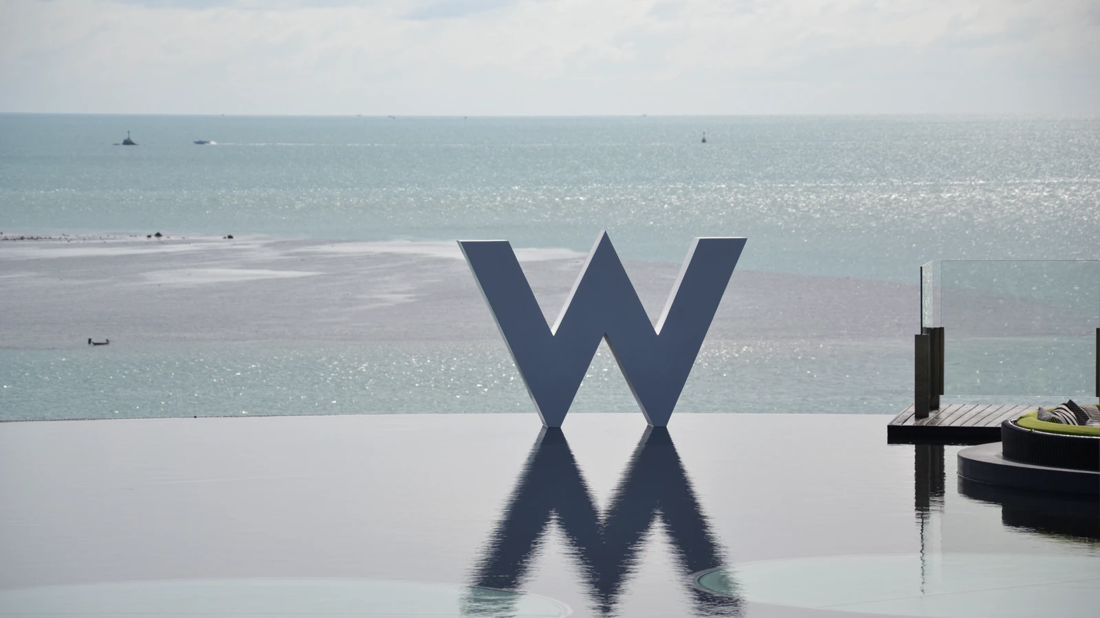 W Koh Samui 面海泳池與大型 W 字雕塑，Simon_sees 拍攝，CC BY 2.0