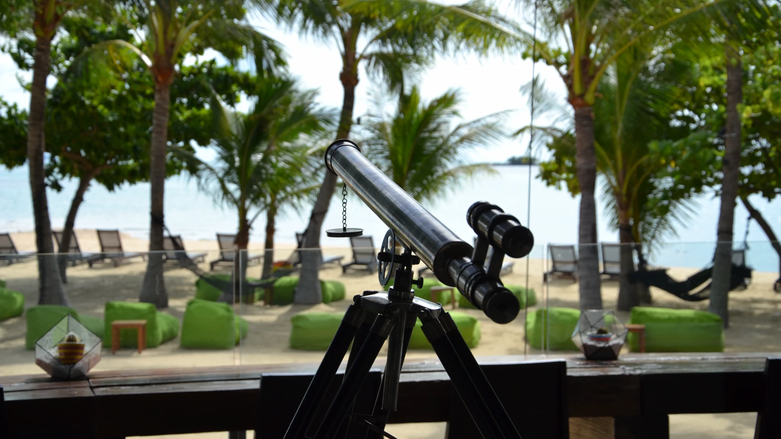 W Koh Samui 面海的 Wet Bar，開放式座位望向海景，Simon_sees 拍攝，CC BY 2.0