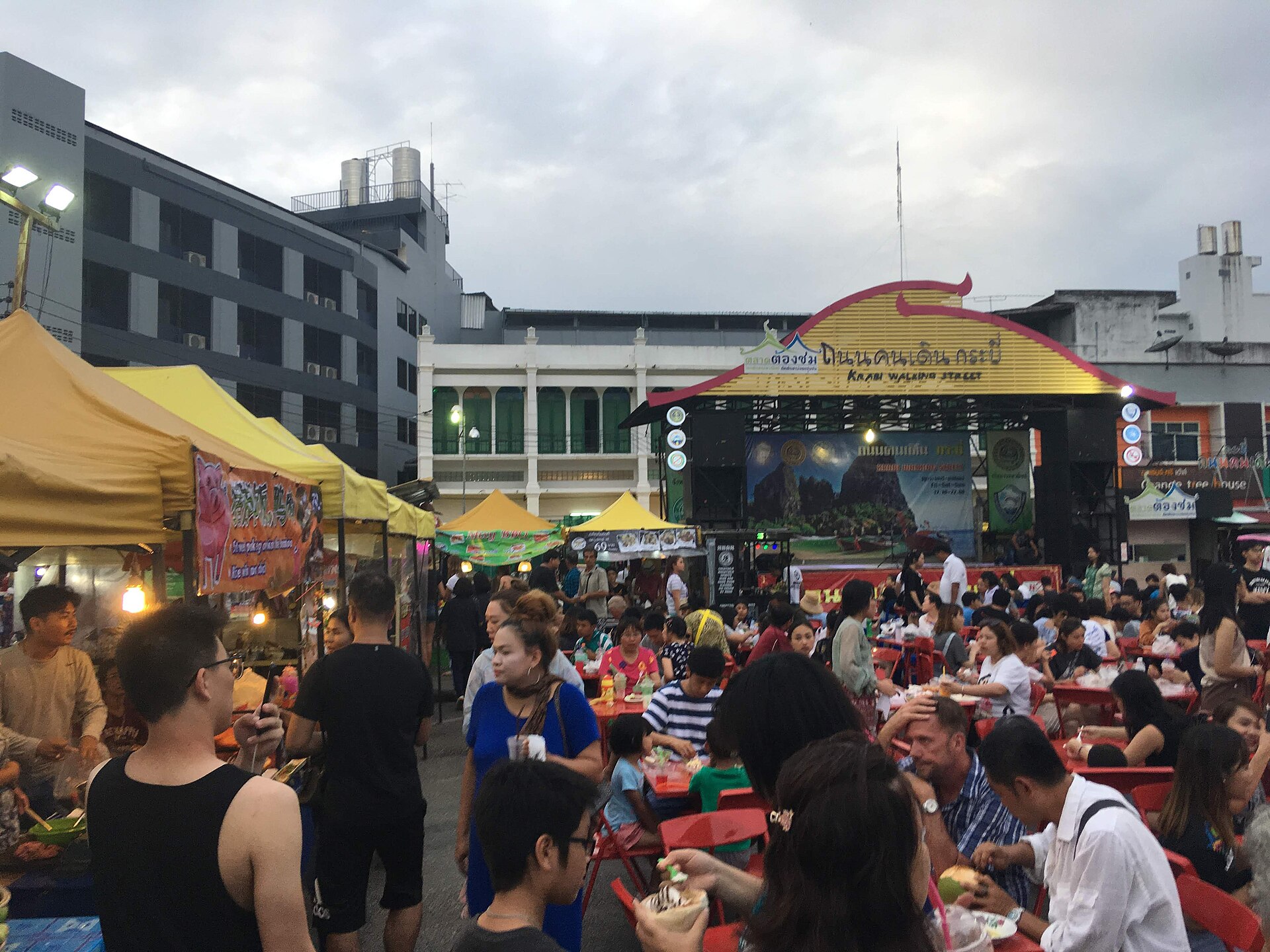 喀比鎮週末步行街的攤位與夜間人潮